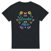 Ich Glaube An Mich T-Shirt – T-Shirt Produktfoto, Vorderseite auf schwarzem Hintergrund