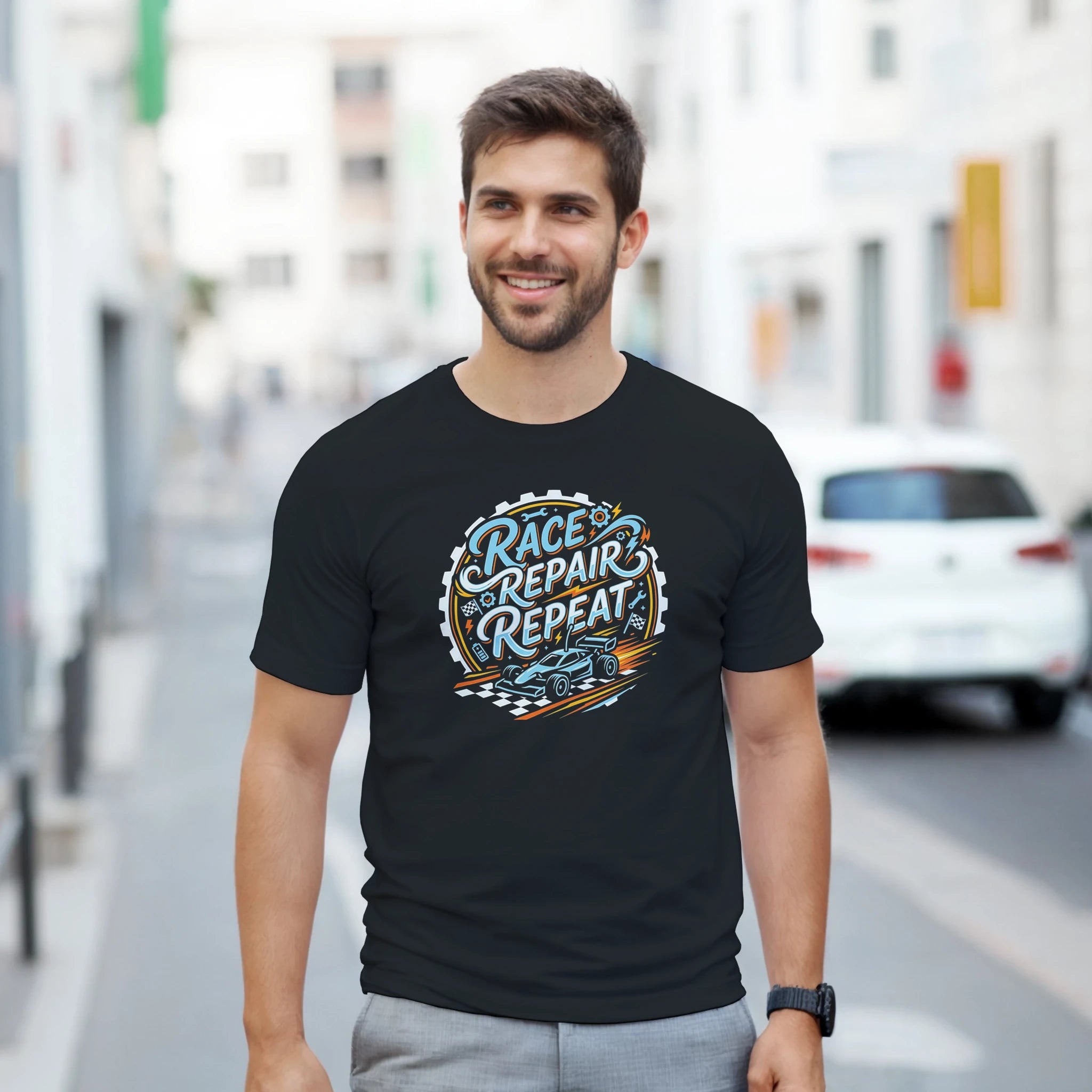 Race Repair Repeat T-Shirt – Damen Lifestyle, Frau trägt T-Shirt, sitzend