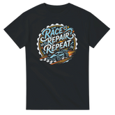 Race Repair Repeat T-Shirt – T-Shirt Produktfoto, Vorderseite auf schwarzem Hintergrund