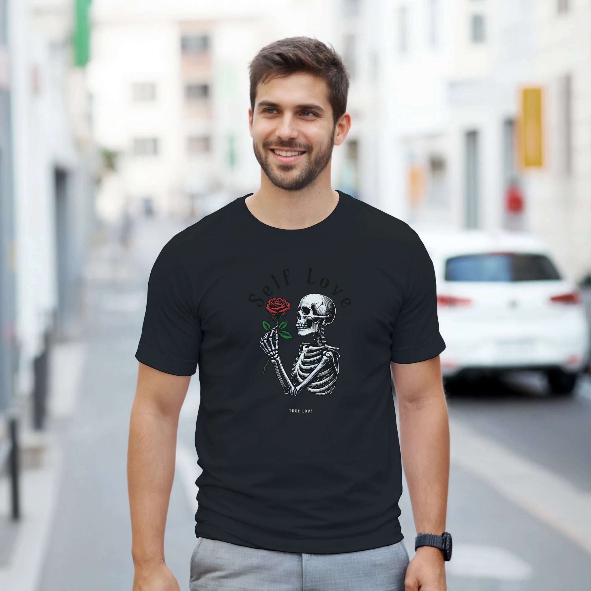 Self Love True Love T-Shirt – Damen Lifestyle, Frau trägt T-Shirt, sitzend
