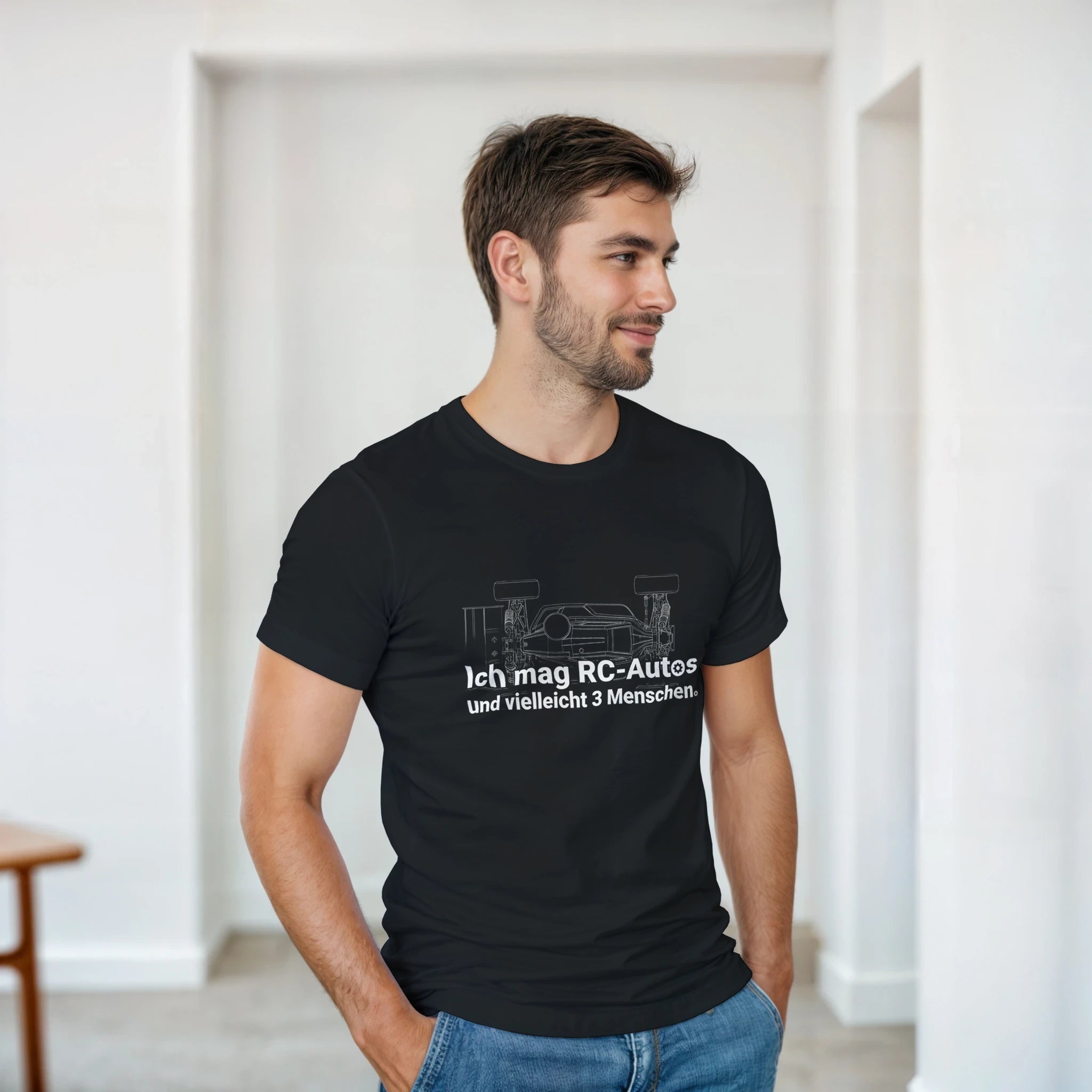 Ich mag RC-Autos und vielleicht 3 Menschen T-Shirt – Herren Lifestyle, Mann trägt T-Shirt, Frontalansicht