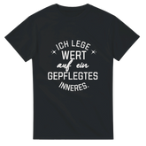 Ich Lege Wert auf ein Gepflegtes Inneres T-Shirt – T-Shirt Produktfoto, Vorderseite auf schwarzem Hintergrund