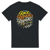 Race Repair Repeat T-Shirt – T-Shirt Produktfoto, Vorderseite auf schwarzem Hintergrund