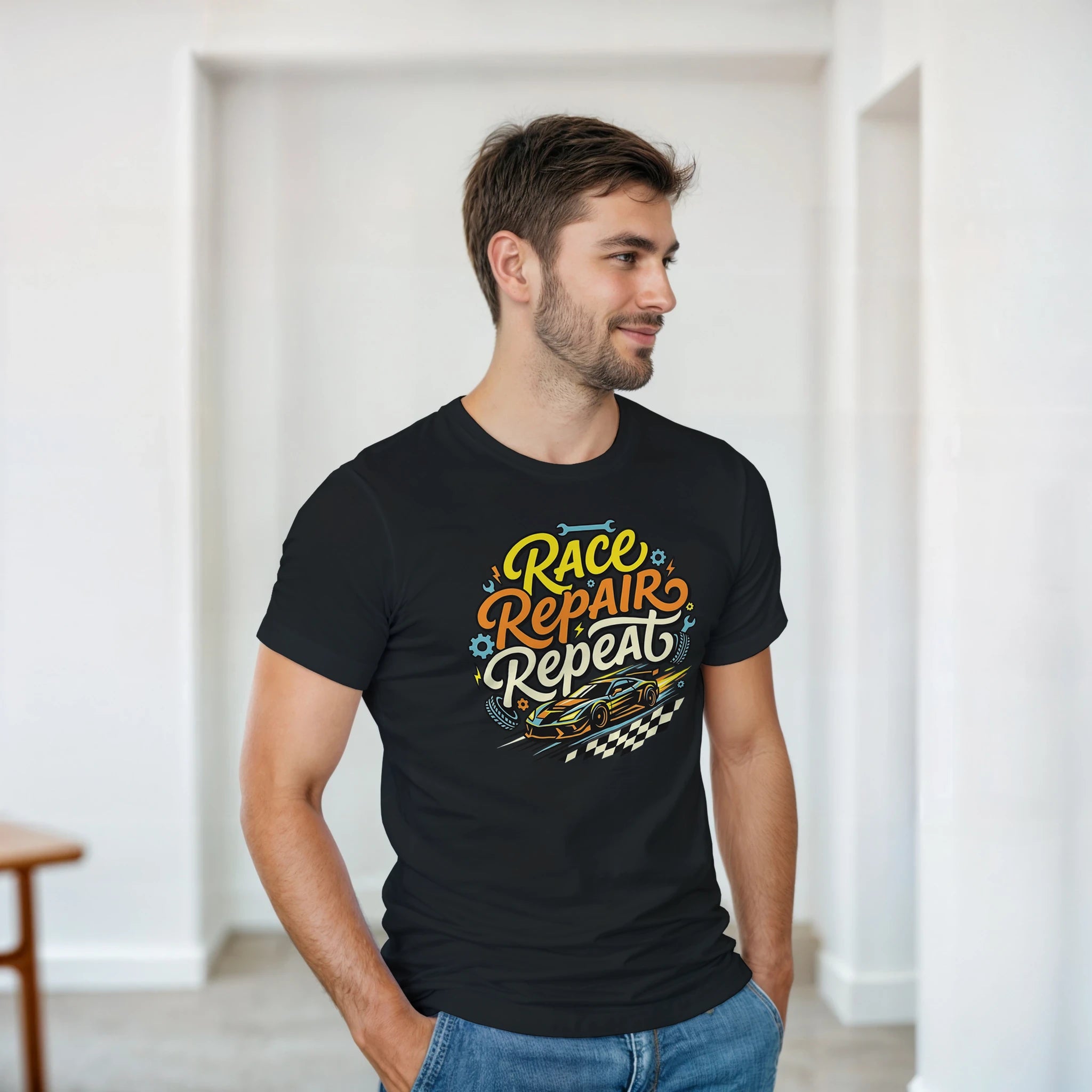 Race Repair Repeat T-Shirt – Damen Lifestyle, Frau trägt T-Shirt, stehend
