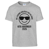 Die Legende verlässt das Gelände Kita Shirt 2026 – Kinder T-Shirt Weiß Freisteller