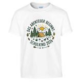 Das Abenteuer beginnt Einschulung Shirt 2026 – Kinder T-Shirt Nahaufnahme Aufdruck