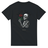 Self Love True Love T-Shirt – T-Shirt Produktfoto, Vorderseite auf schwarzem Hintergrund