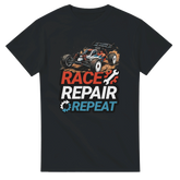 Race Repair Repeat T-Shirt – T-Shirt Produktfoto, Vorderseite auf schwarzem Hintergrund