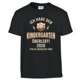 Kindergarten Überlebt 2026 Kita Abschluss Shirt – Kinder T-Shirt Weiß Freisteller