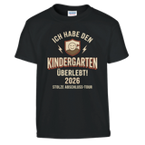 Kindergarten Überlebt 2026 Kita Abschluss Shirt – Kinder T-Shirt Weiß Freisteller
