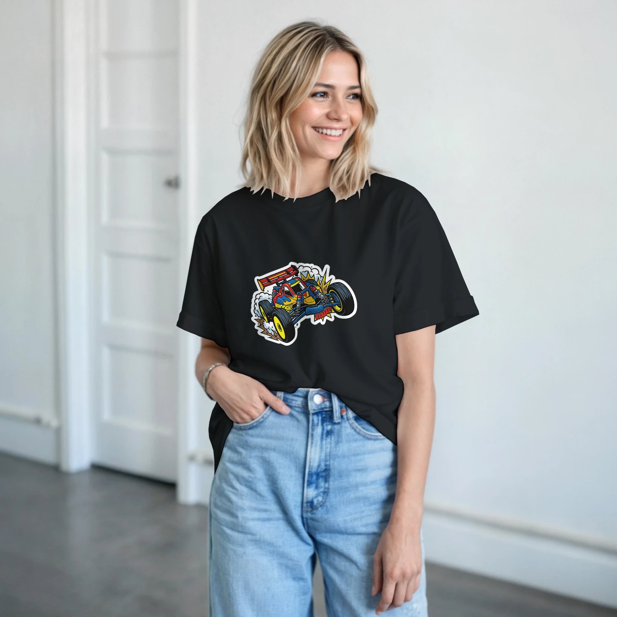 "Braaap!" RC Buggy T-Shirt – Damen Lifestyle, Frau trägt T-Shirt, stehend