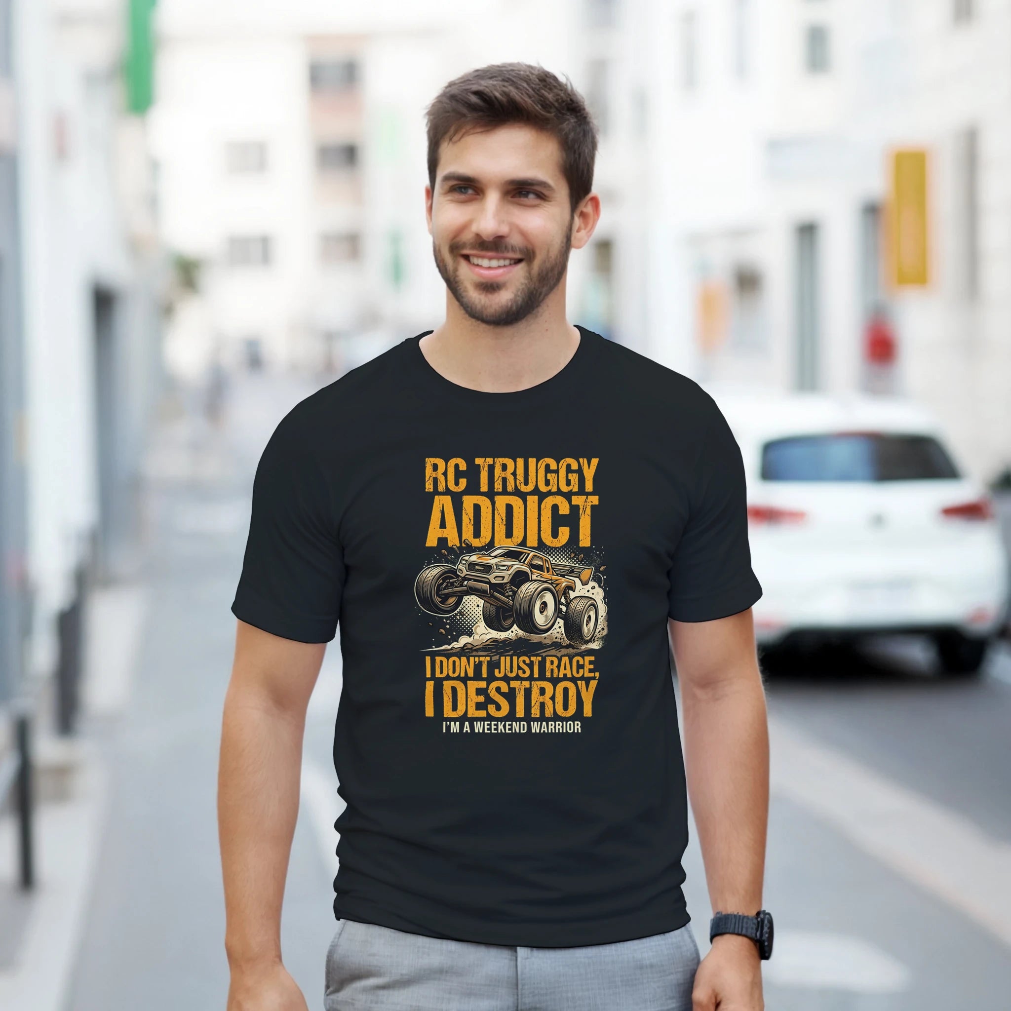 RC Truggy Addict T-Shirt – Damen Lifestyle, Frau trägt T-Shirt, sitzend
