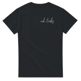Ich Liebs T-Shirt – T-Shirt Produktfoto, Vorderseite auf schwarzem Hintergrund