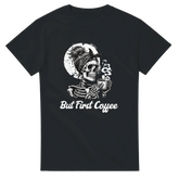 But First Coffee T-Shirt – T-Shirt Produktfoto, Vorderseite auf schwarzem Hintergrund