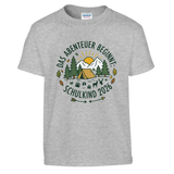 Das Abenteuer beginnt Einschulung Shirt 2026 – Kinder T-Shirt Weiß Freisteller