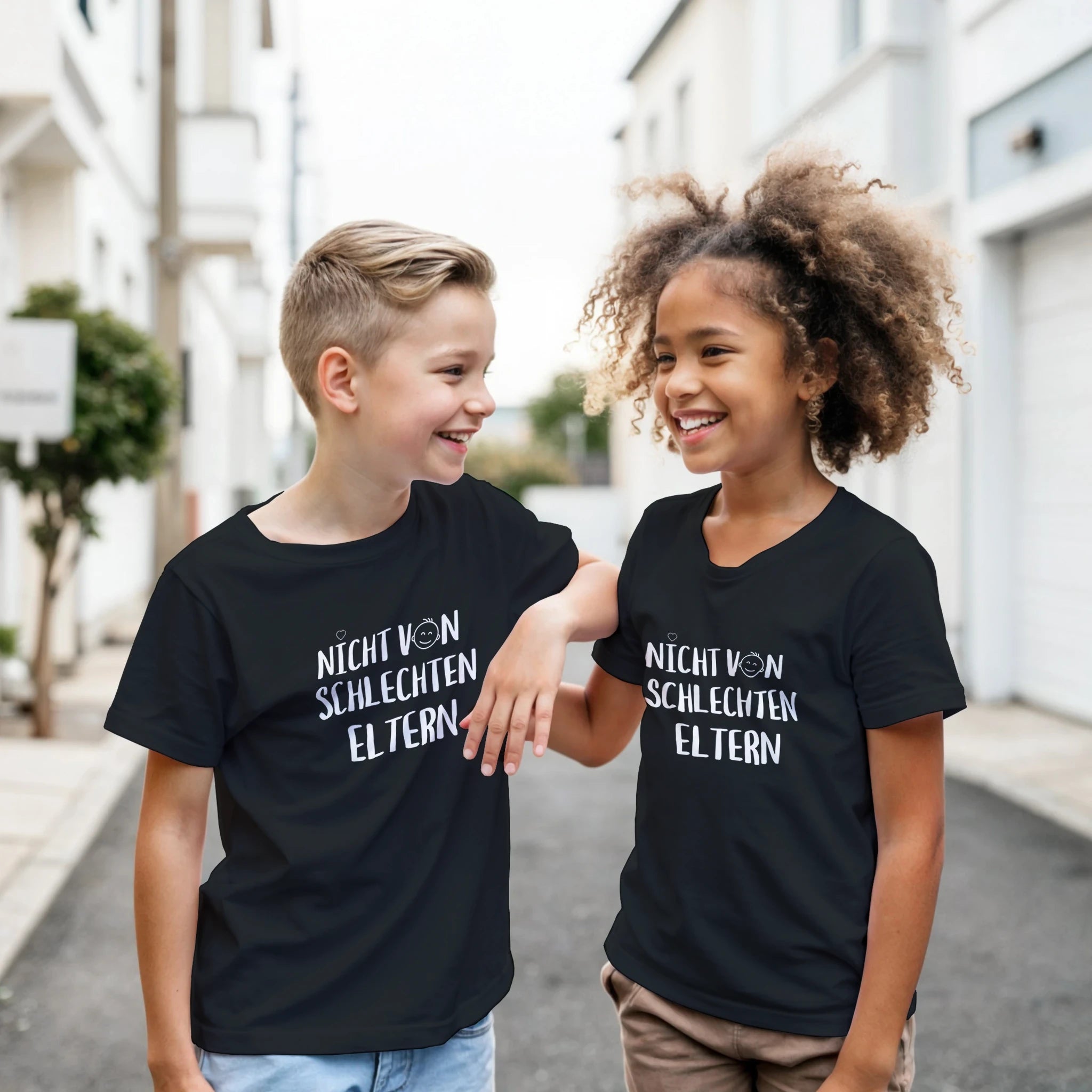 Nicht Von Schlechten Eltern Kinder T-Shirt – Mädchen trägt Kinder T-Shirt, Indoor Lifestyle Foto