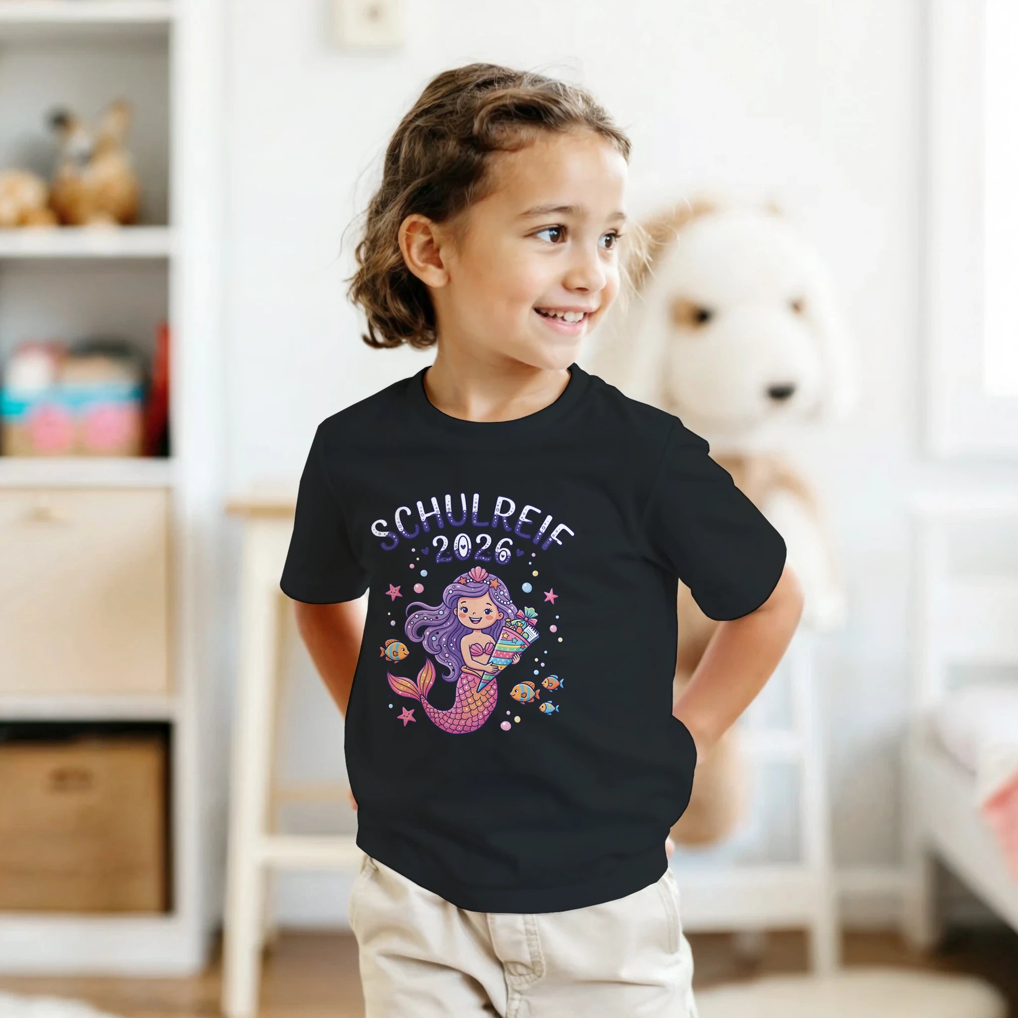 Schulreif 2026 Meerjungfrau Einschulung Shirt Mädchen – Mädchen trägt Kinder T-Shirt Indoor Foto