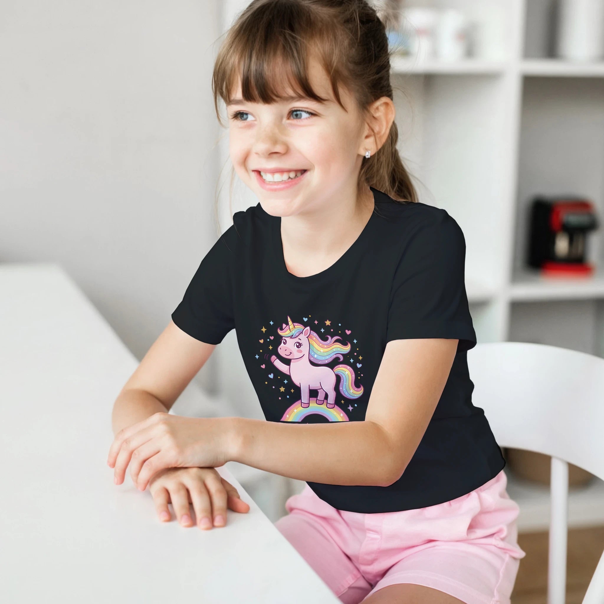 Kita Ade 2026 T-Shirt – Mädchen trägt Kinder T-Shirt, Indoor Lifestyle Foto