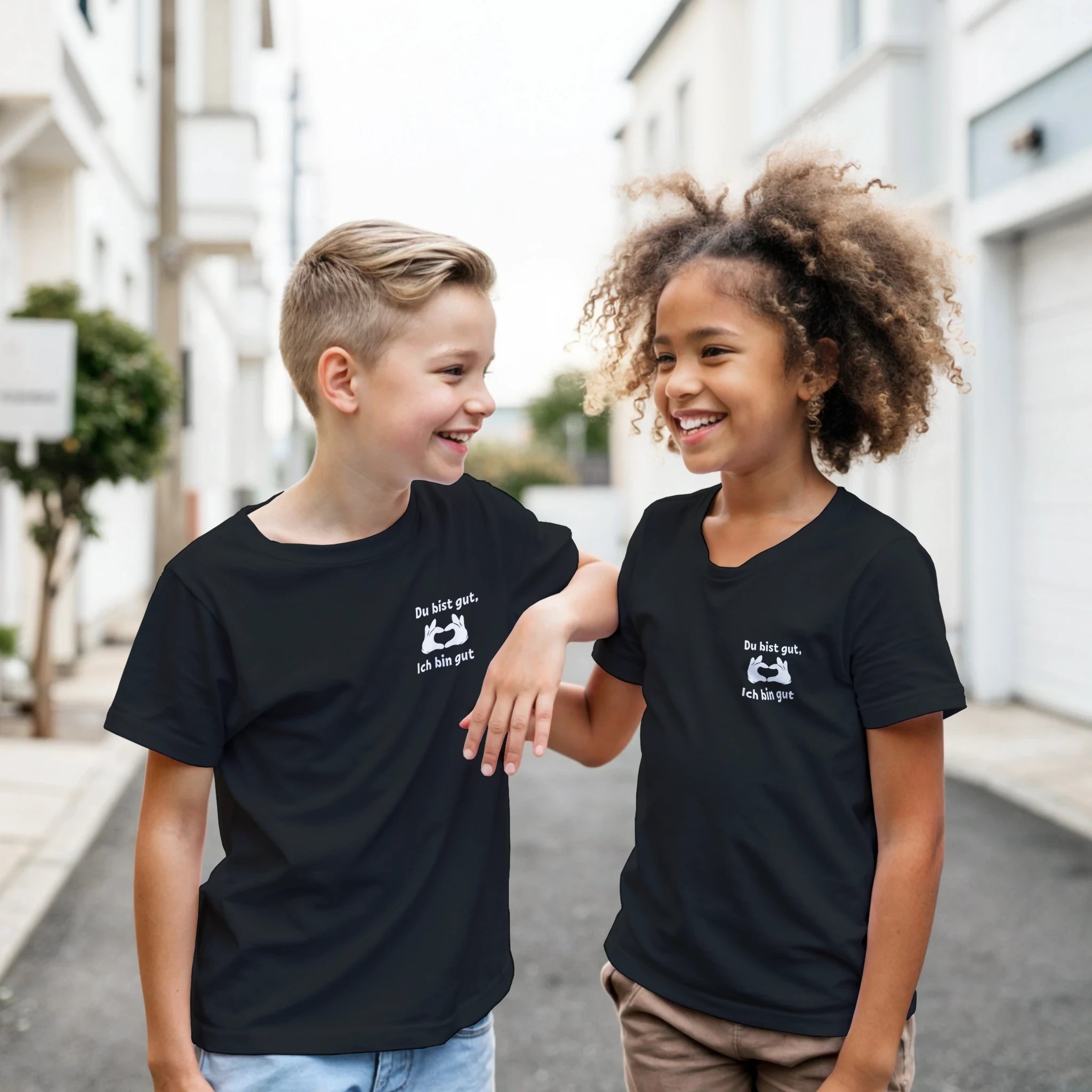 Du Bist Gut Ich Bin Gut Kinder T-Shirt – Zwei Kinder tragen das Kinder T-Shirt, Outdoor Foto