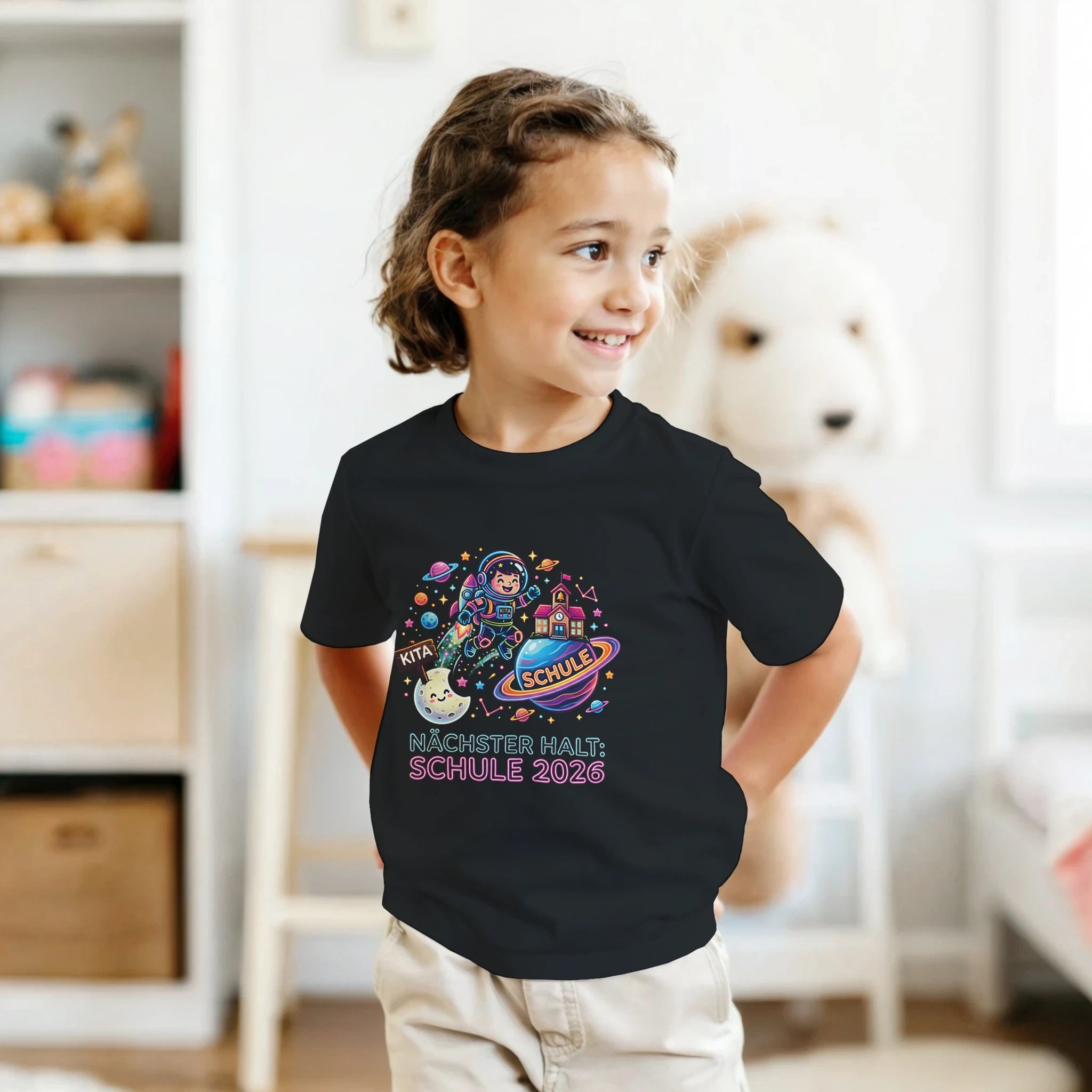 Nächster Halt Schule Astronaut Neon Einschulung Shirt – Kind trägt T-Shirt Outdoor Lifestyle Foto