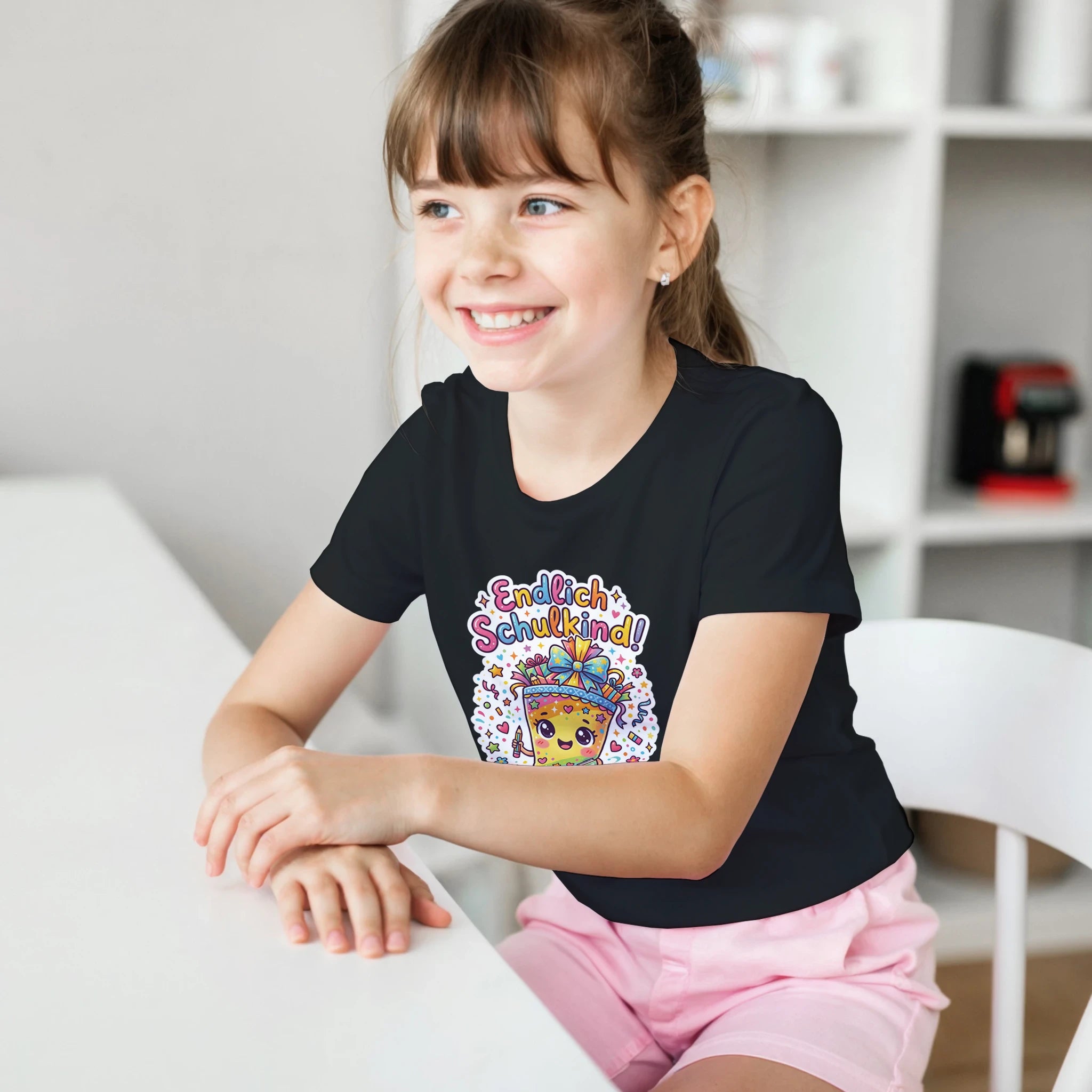 Endlich Schulkind T-Shirt – Mädchen mit Kinder T-Shirt, Kinderzimmer Foto