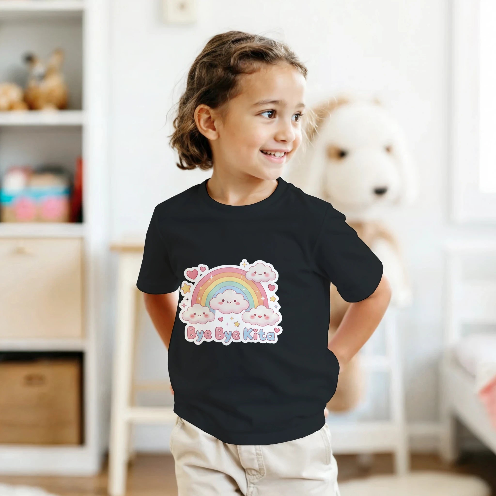 Bye Bye Kita Abschluss Shirt Regenbogen – Kind trägt T-Shirt Outdoor Lifestyle Foto