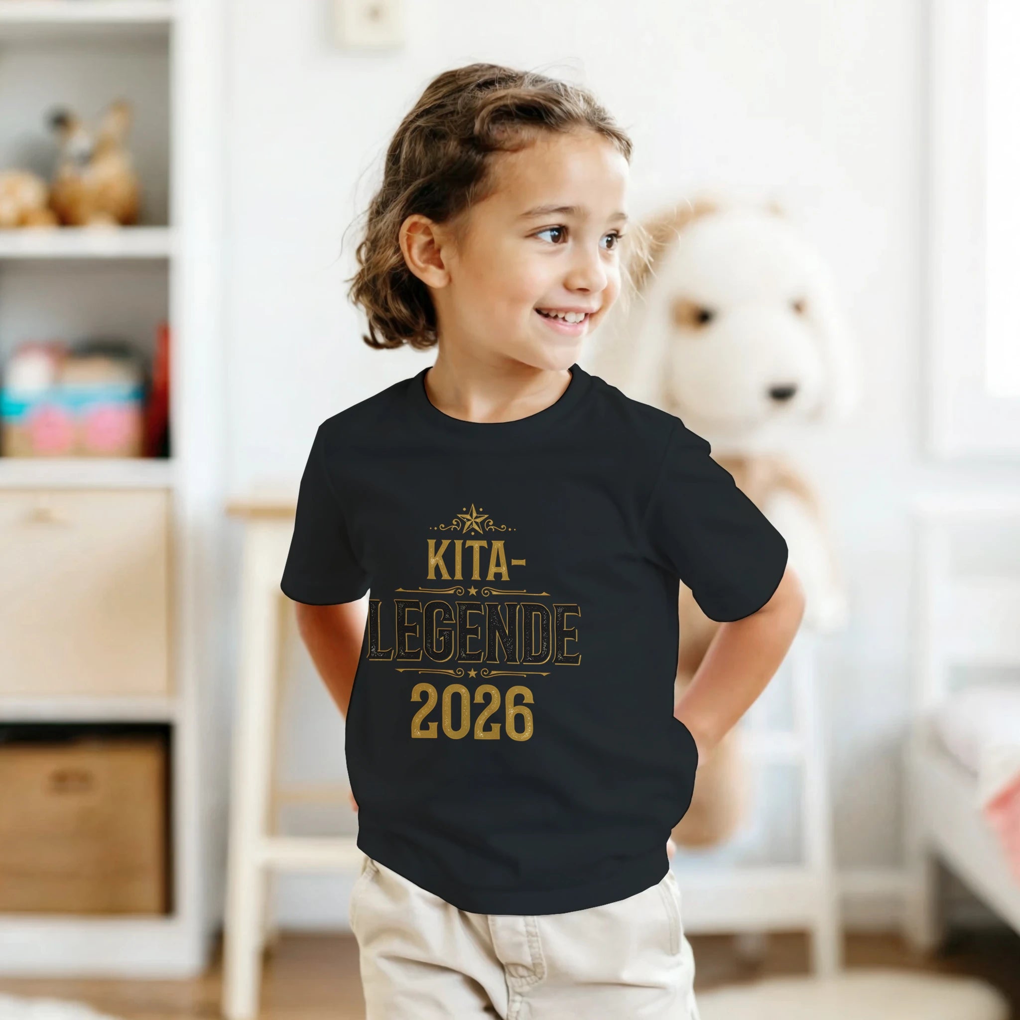 Kita-Legende 2026 T-Shirt – Zwei Kinder tragen das Kinder T-Shirt, Outdoor Foto