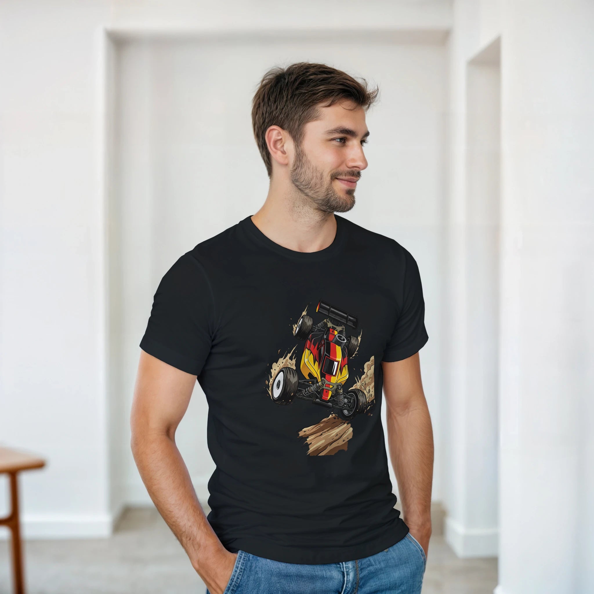 RC Buggy Jump T-Shirt Schwarz-Rot-Gold – Herren Lifestyle, Mann trägt T-Shirt, Outdoor Look