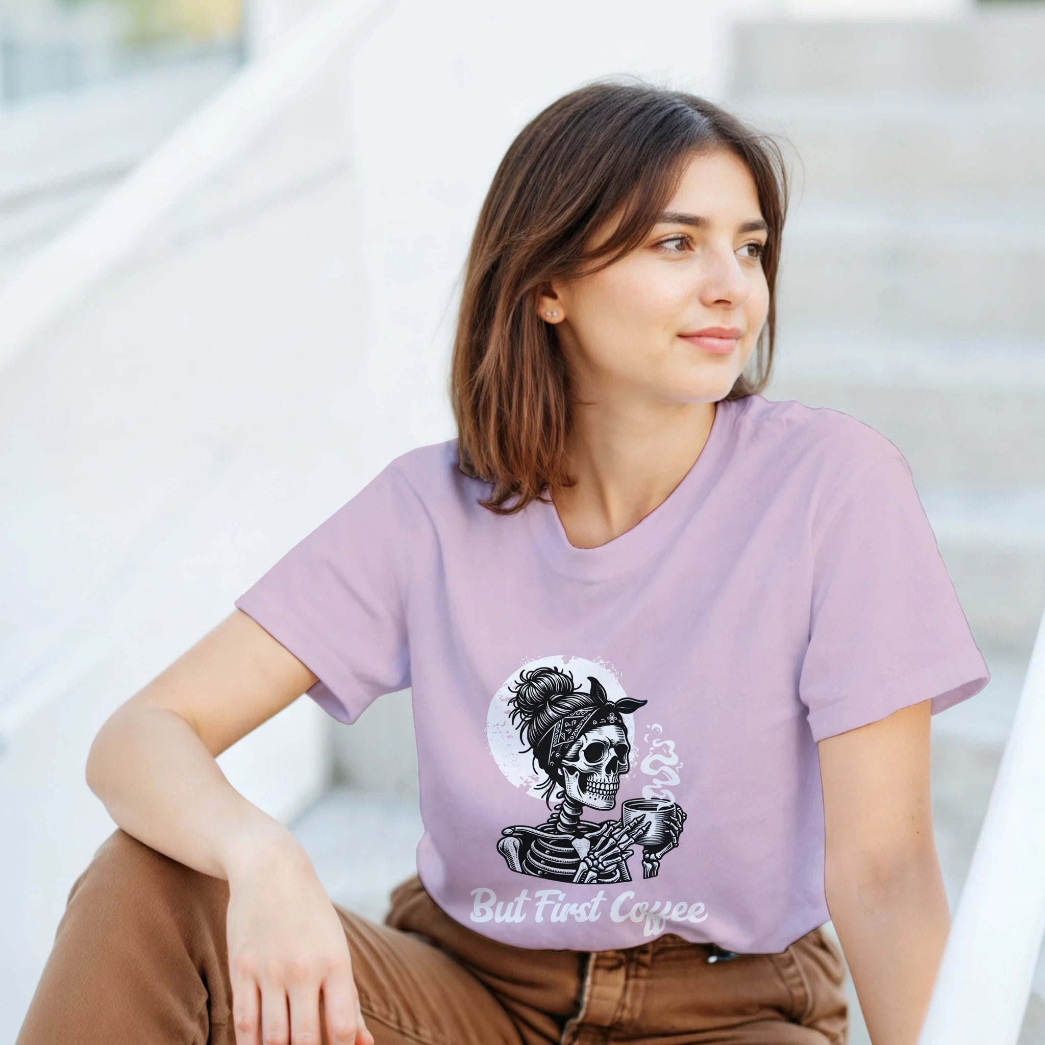 Lustiges Kaffee T-Shirt für Morgenmuffel – Herren Lifestyle, Mann trägt T-Shirt, Frontalansicht