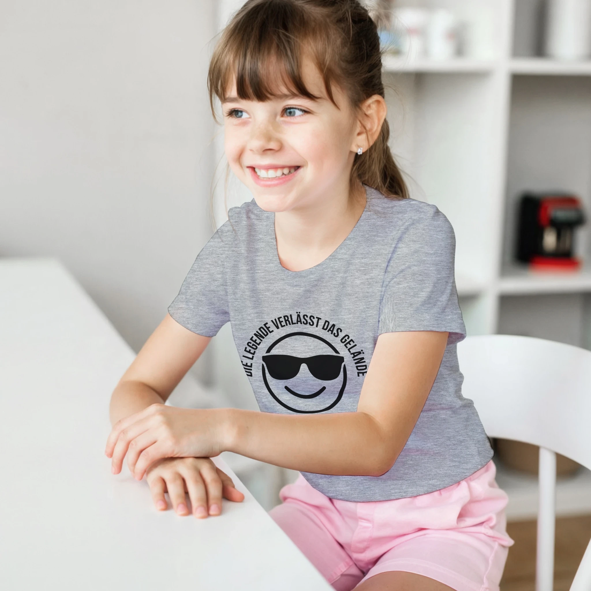 Die Legende verlässt das Gelände Kita Shirt 2026 – Kinder T-Shirt Lifestyle Foto
