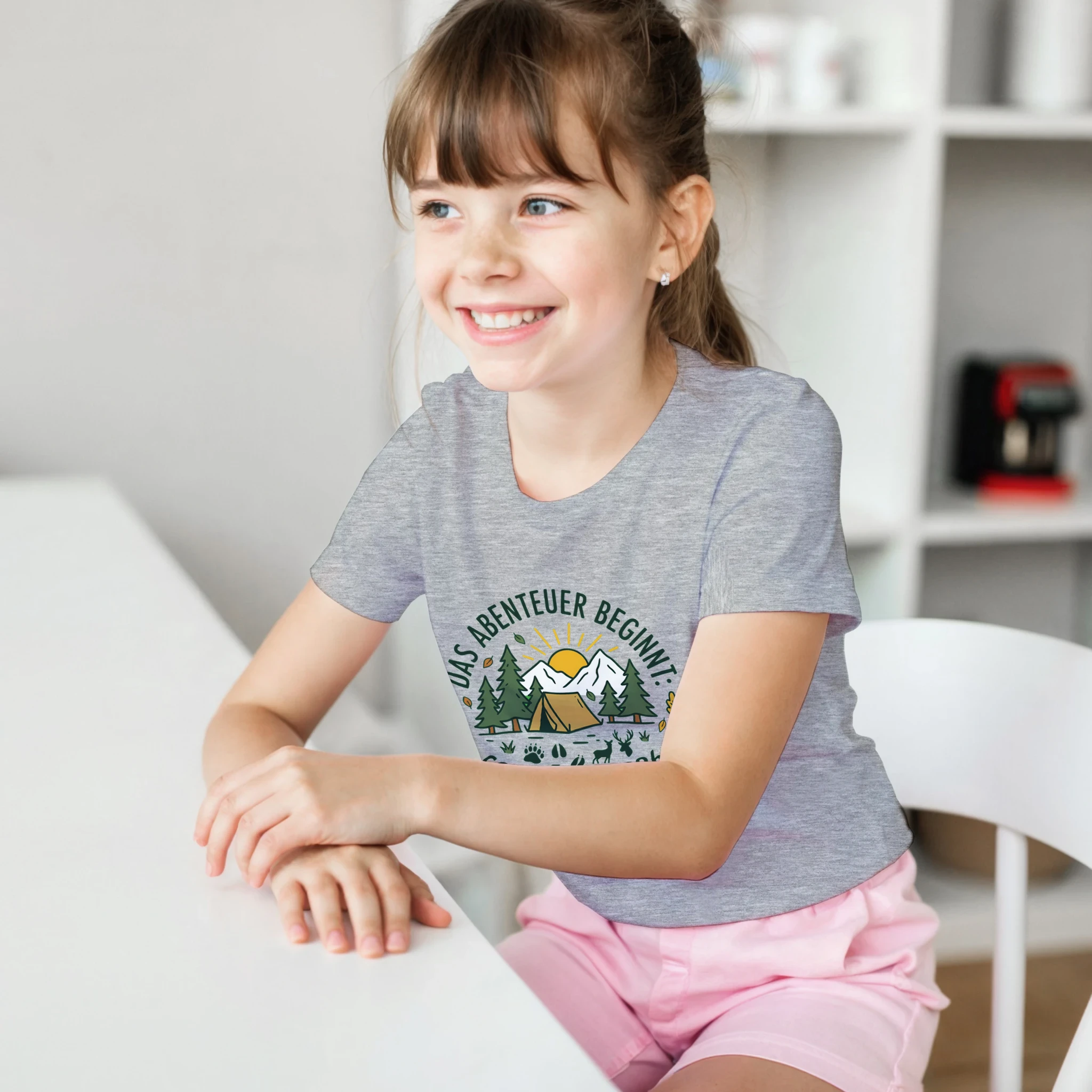 Das Abenteuer beginnt Einschulung Shirt 2026 – Junge trägt Kinder T-Shirt Outdoor Foto