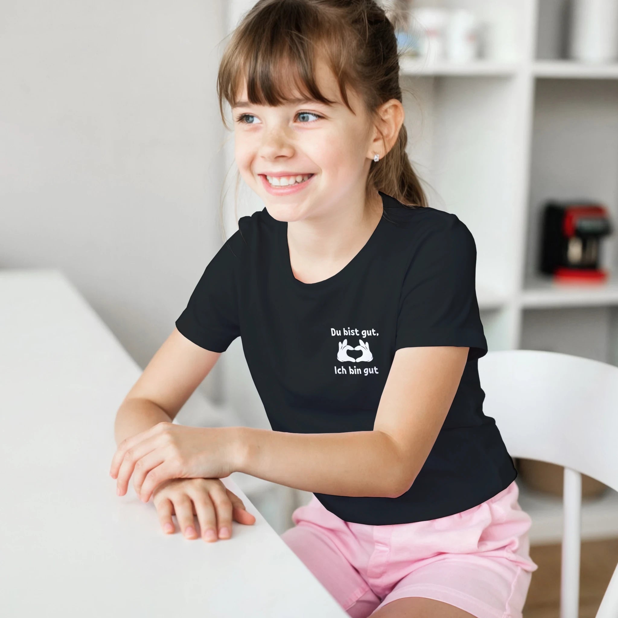 Du Bist Gut Ich Bin Gut Kinder T-Shirt – Mädchen trägt Kinder T-Shirt, Indoor Lifestyle Foto