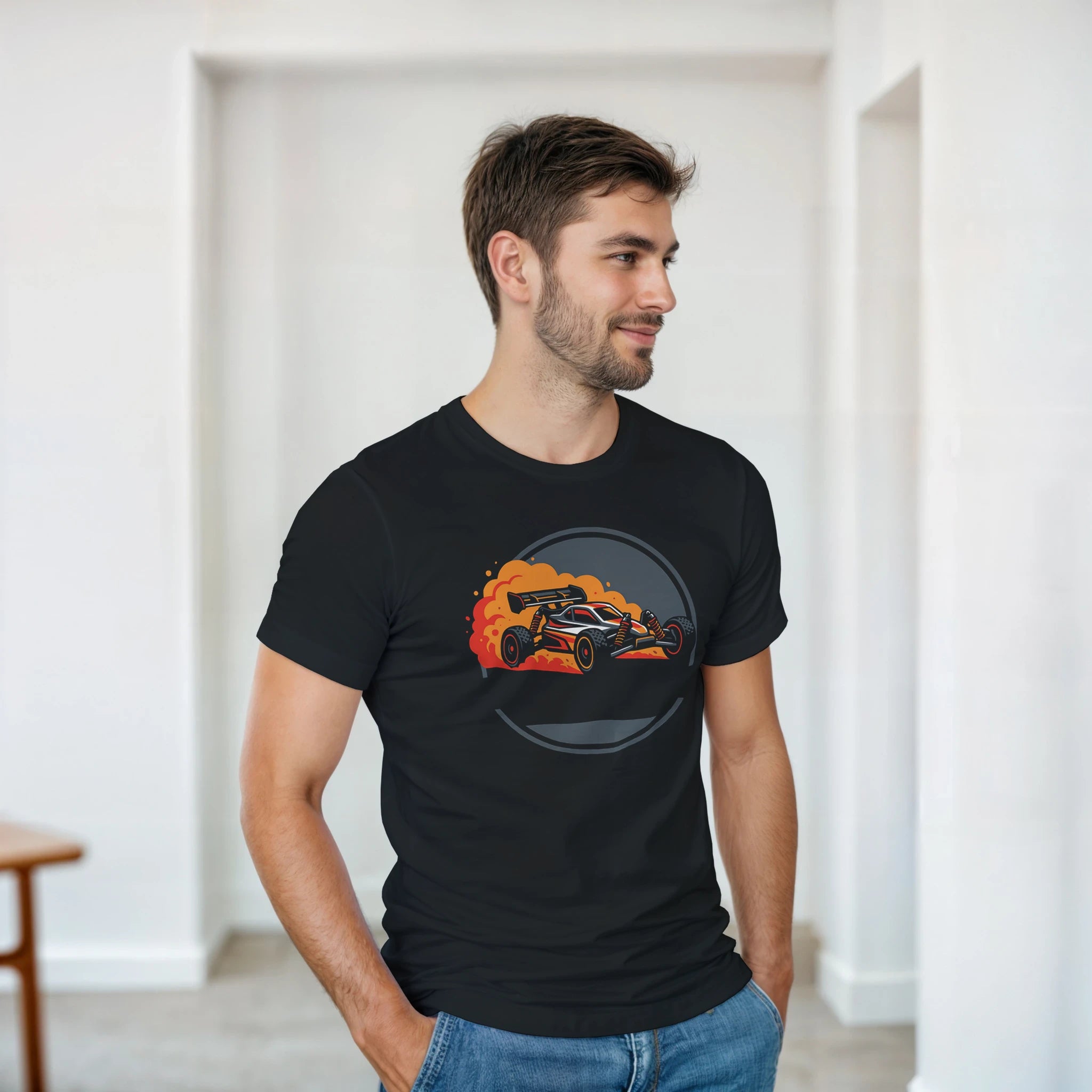 RC Modellbau T-Shirt "Dusty Badge" – Herren Lifestyle, Mann trägt T-Shirt, Frontalansicht