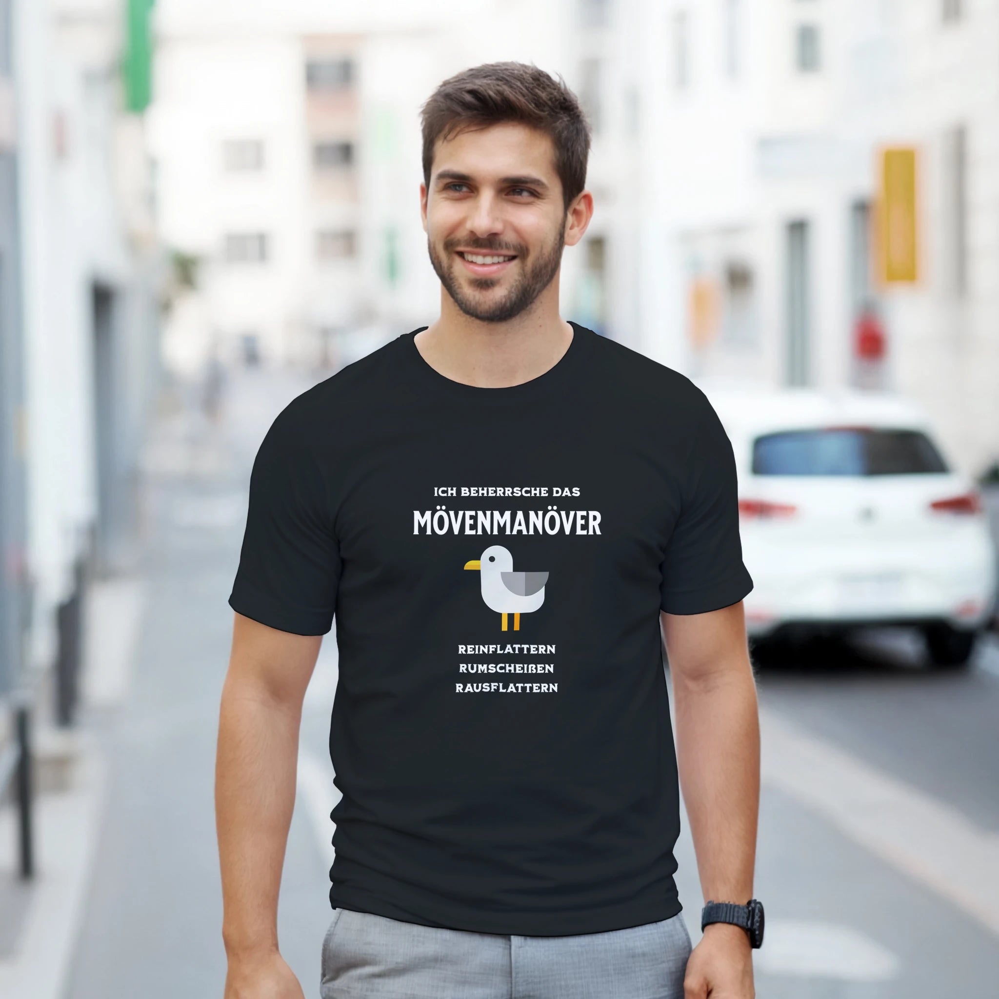 Mövenmanöver Fun Shirt – Damen Lifestyle, Frau trägt T-Shirt, sitzend