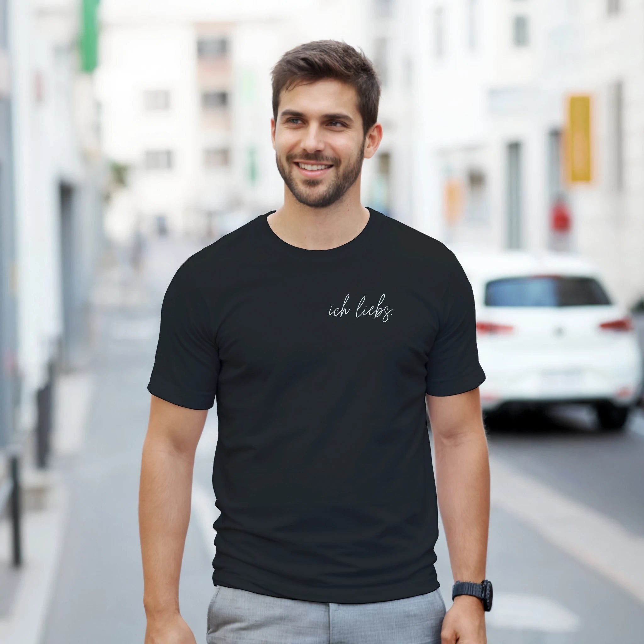 Ich Liebs T-Shirt – Damen Lifestyle, Frau trägt T-Shirt, sitzend