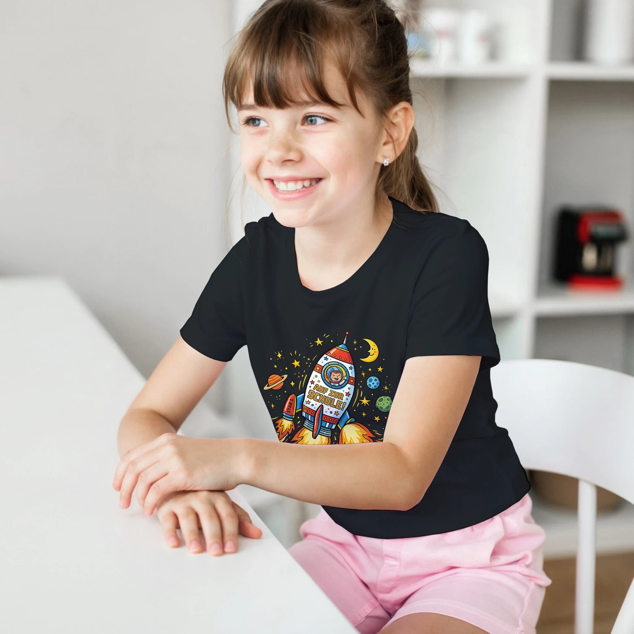 Auf zur Schule Einschulung Shirt Rakete – Mädchen trägt Kinder T-Shirt Indoor Foto