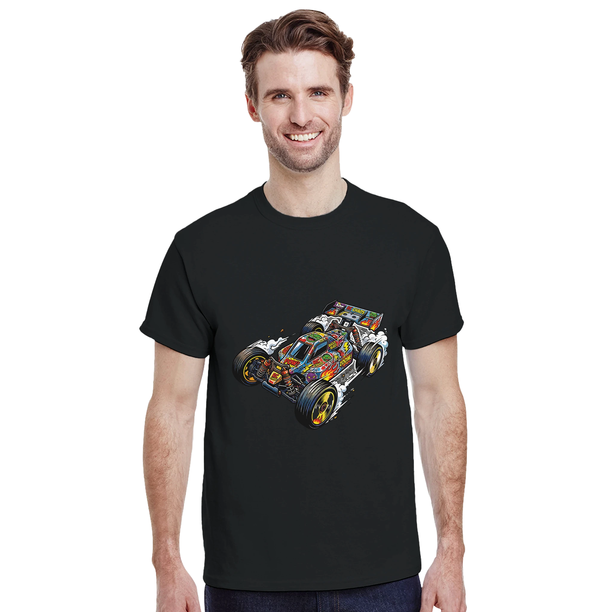 RC Car Stickerbomb T-Shirt – Herren trägt T-Shirt, Lifestyle Foto indoor