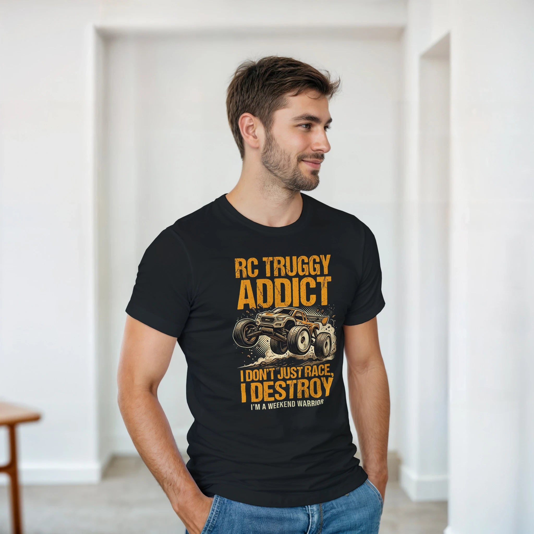 RC Truggy Addict T-Shirt – Herren Lifestyle, Mann trägt T-Shirt, Outdoor Look