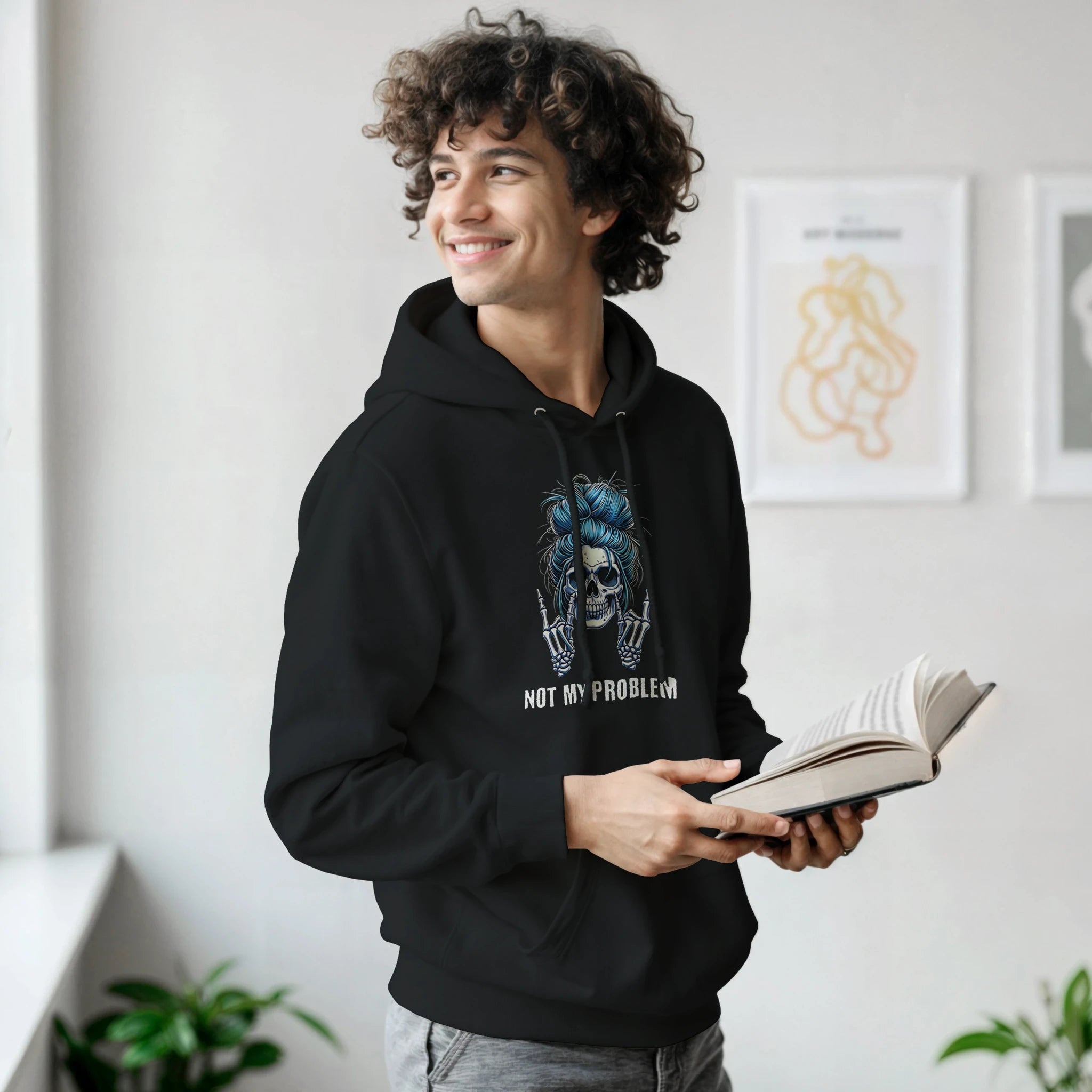 Not My Problem Hoodie – Damen Lifestyle Foto, Frau trägt Hoodie