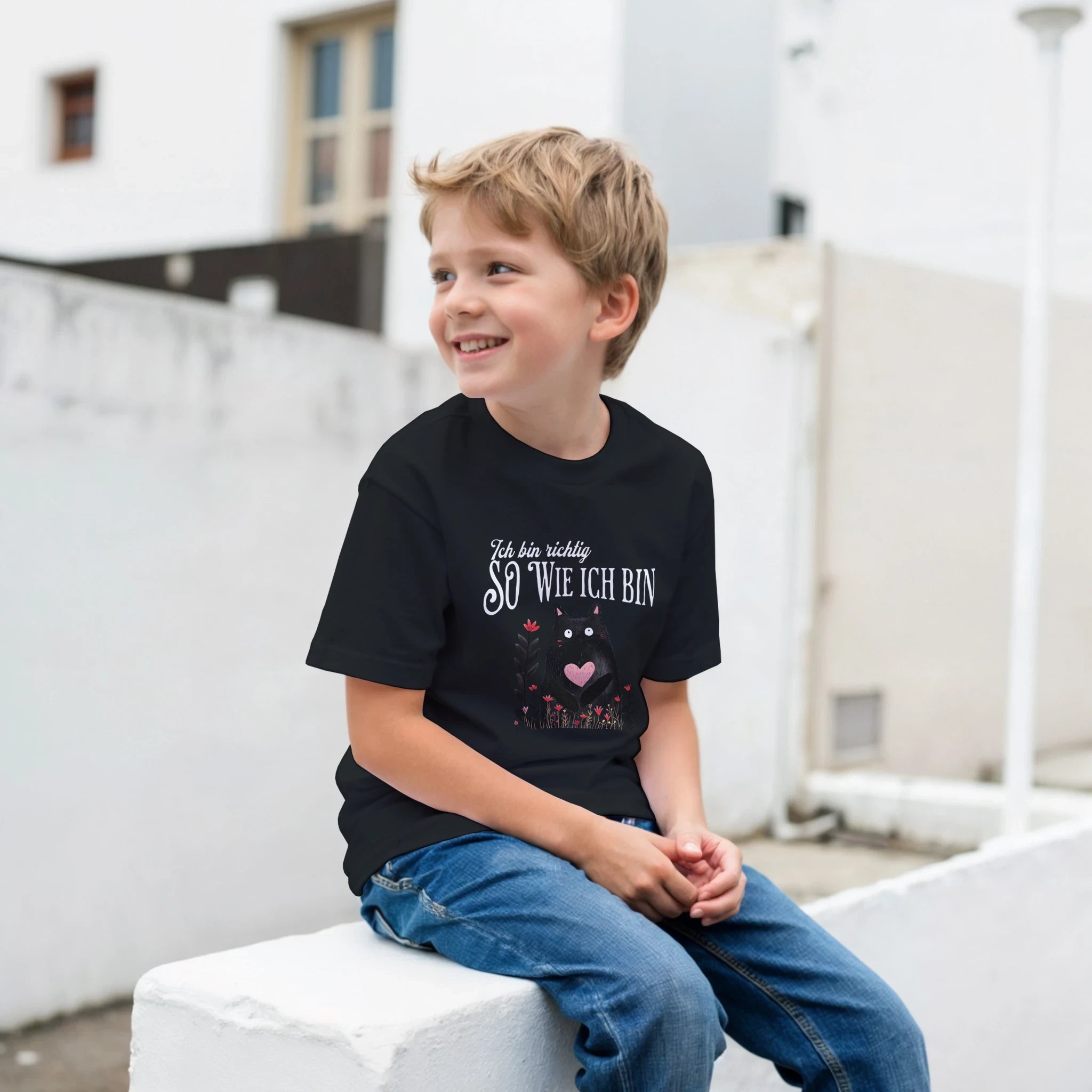 Ich Bin Richtig So Wie Ich Bin Kinder T-Shirt – Zwei Kinder tragen das Kinder T-Shirt, Outdoor Foto