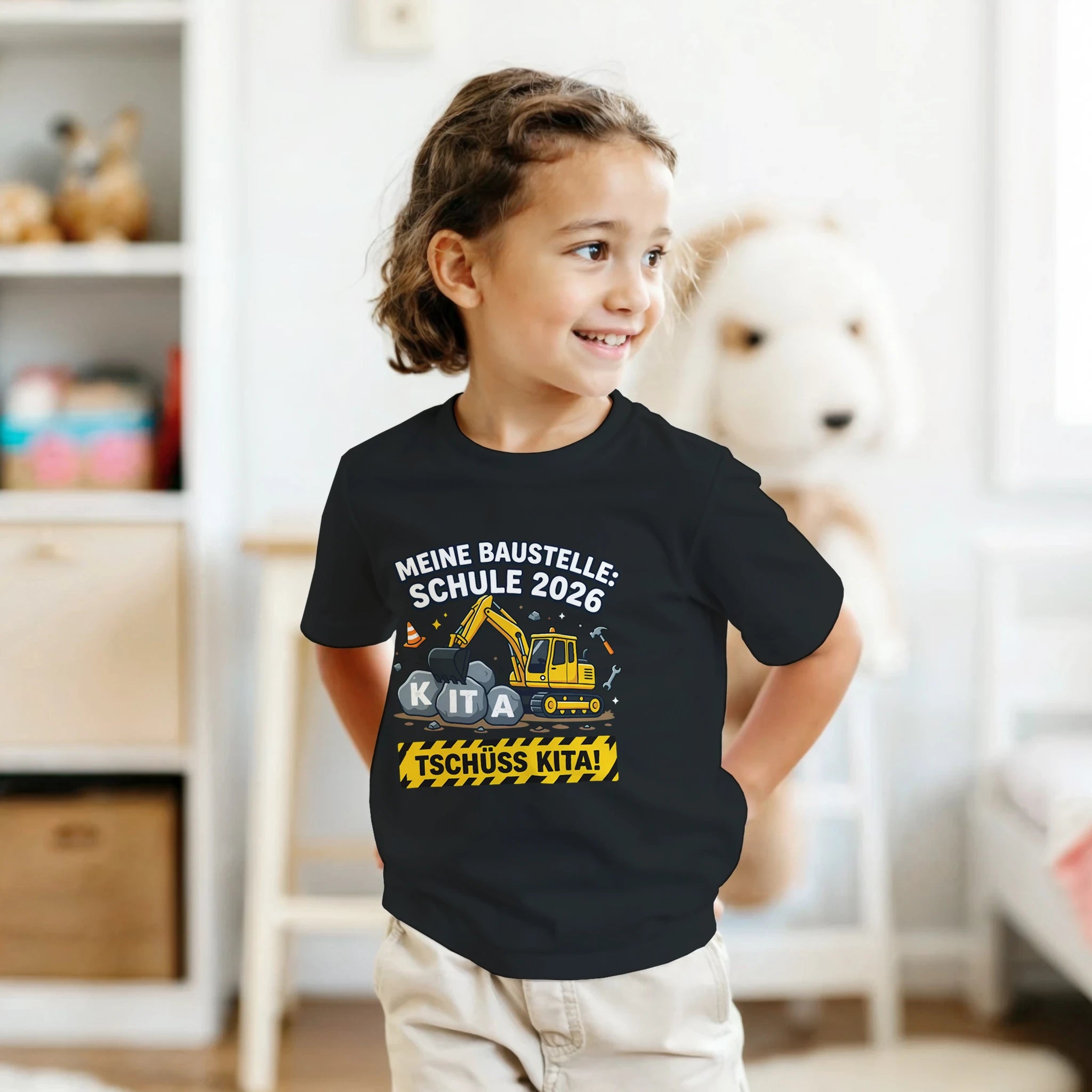 Meine Baustelle Schule 2026 Einschulung Shirt Bagger – Mädchen trägt Kinder T-Shirt Indoor Foto