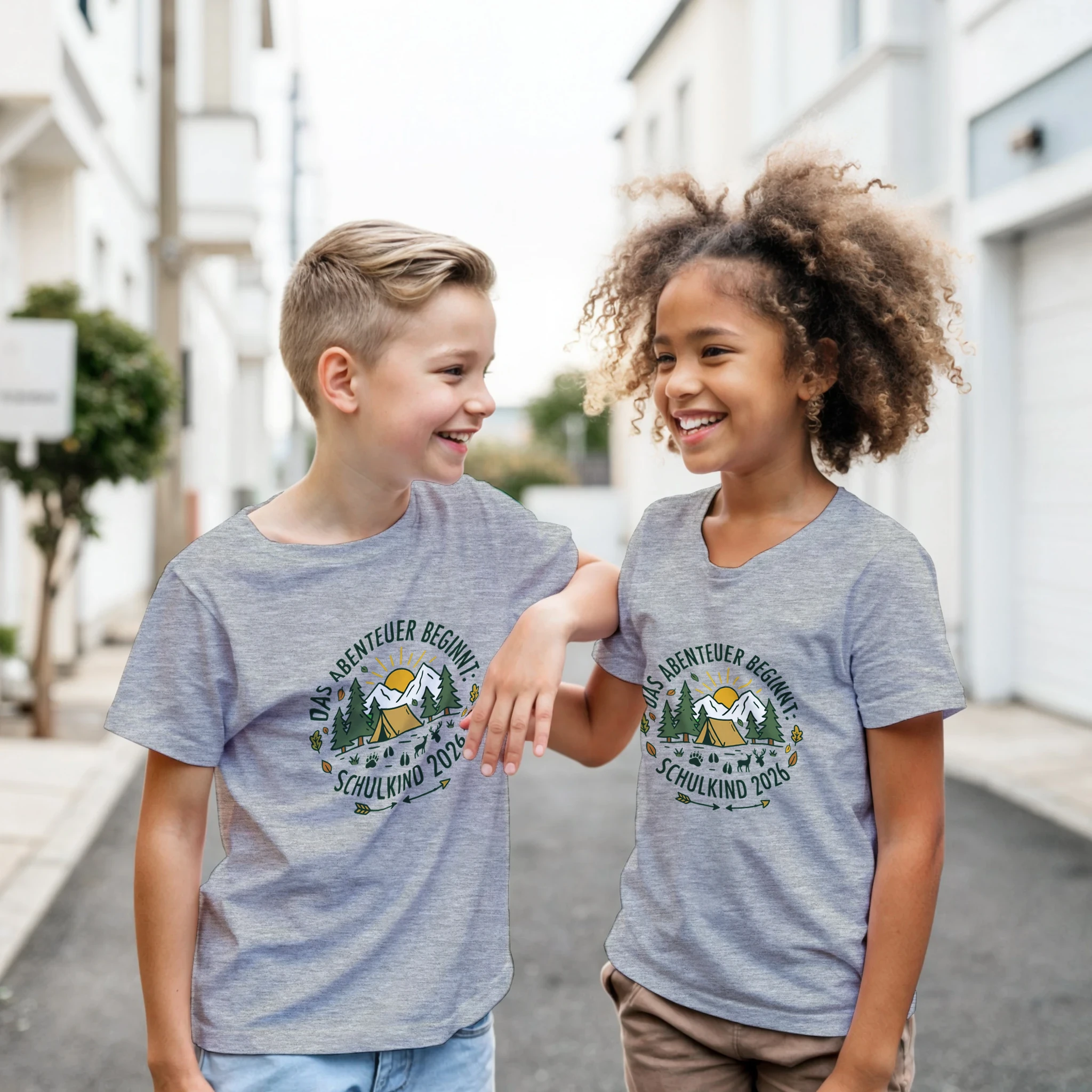 Das Abenteuer beginnt Einschulung Shirt 2026 – Kinder T-Shirt Lifestyle Foto