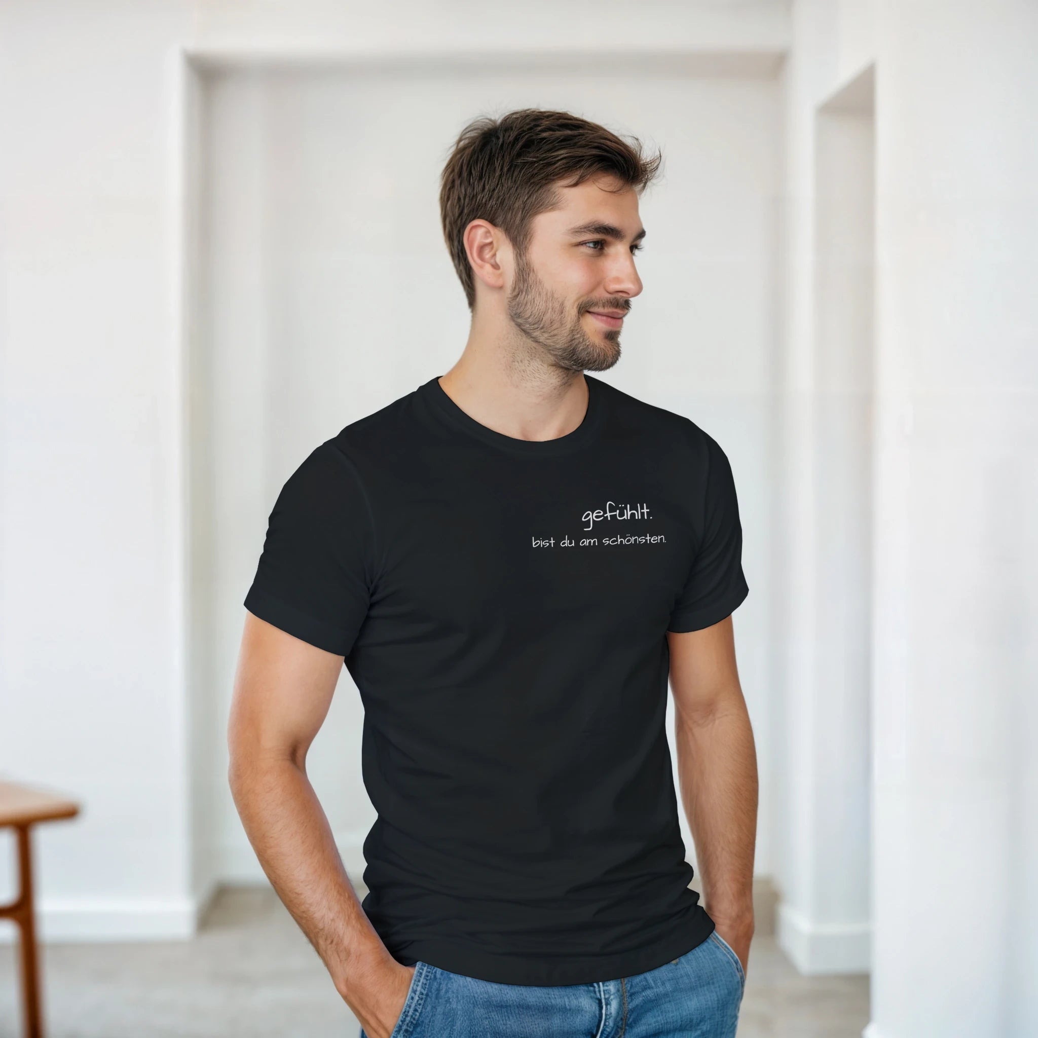 Gefühlt. Bist du am Schönsten T-Shirt – Herren Lifestyle, Mann trägt T-Shirt, Outdoor Look
