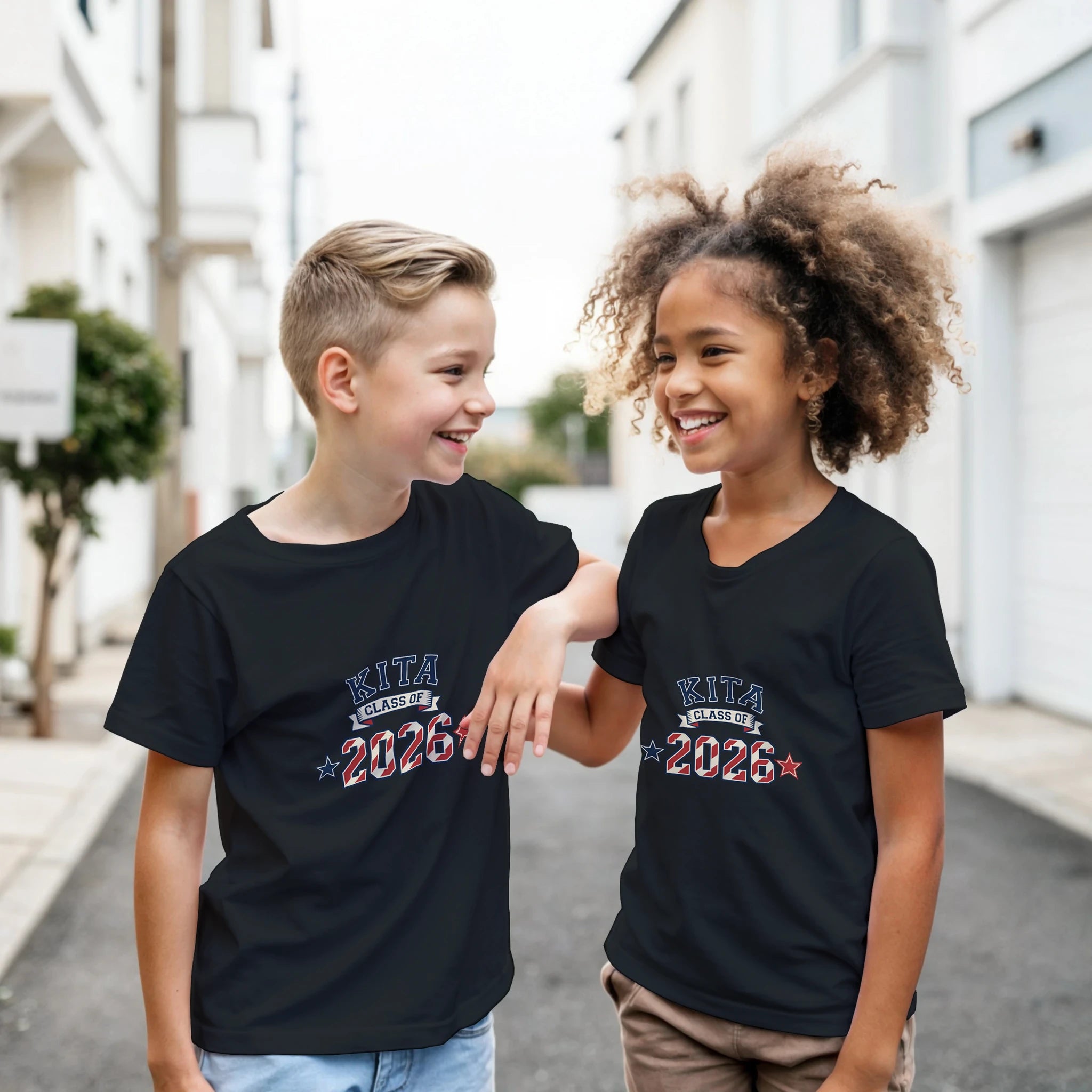 Kita Class of 2026 T-Shirt – Mädchen trägt Kinder T-Shirt, Lifestyle Foto