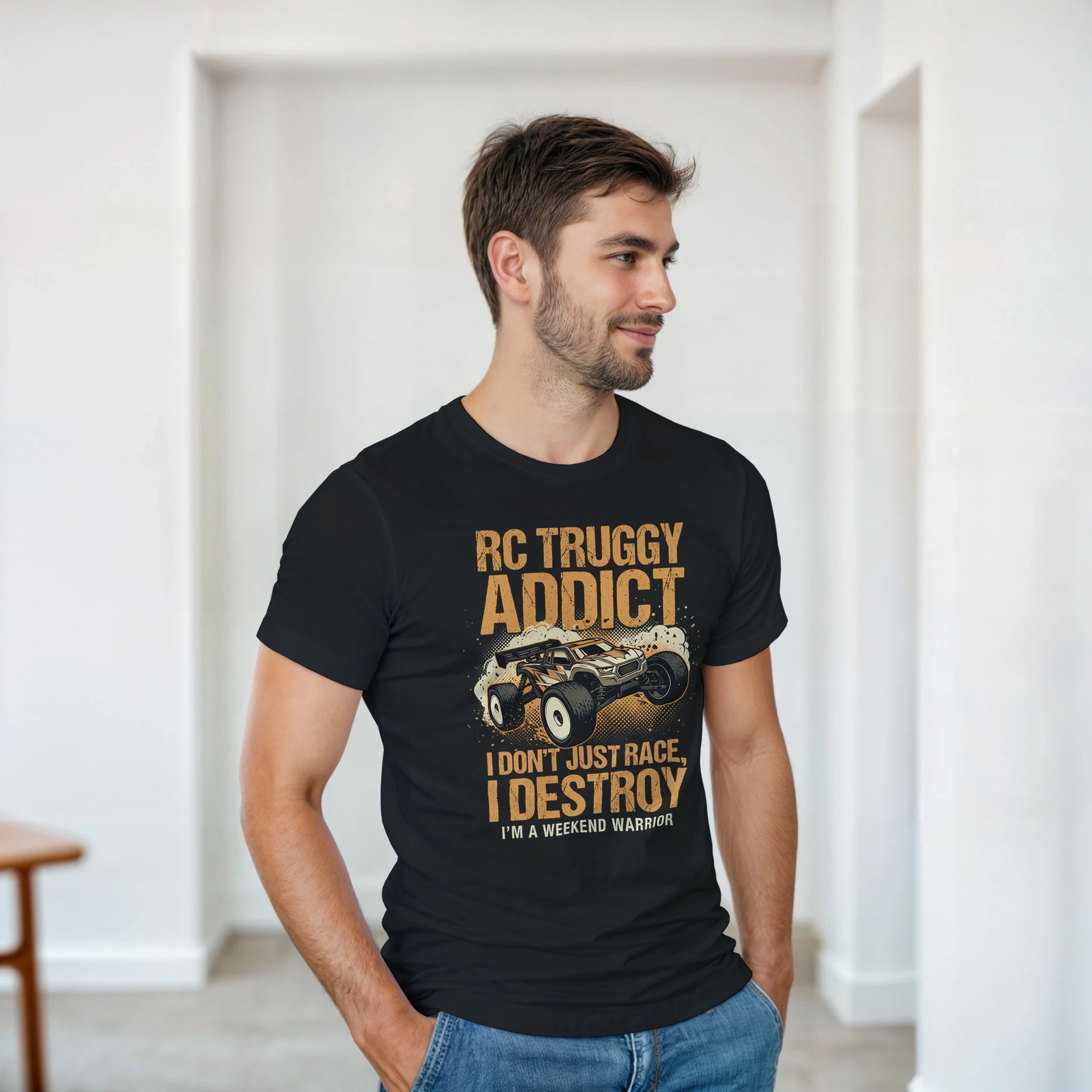RC Truggy T-Shirt "Addict" – Damen Lifestyle, Frau trägt T-Shirt, sitzend