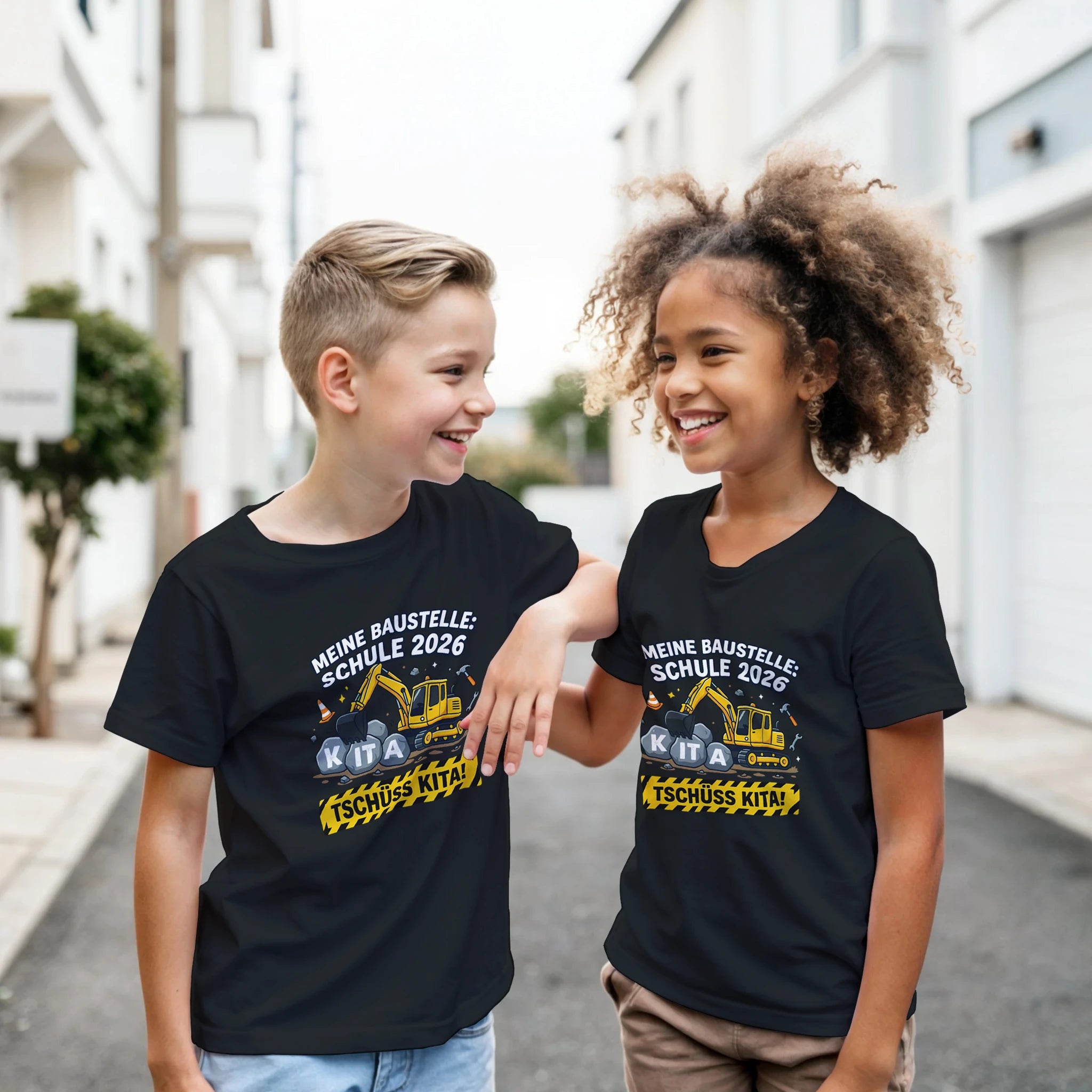Meine Baustelle Schule 2026 Einschulung Shirt Bagger – Kinder T-Shirt Lifestyle Foto