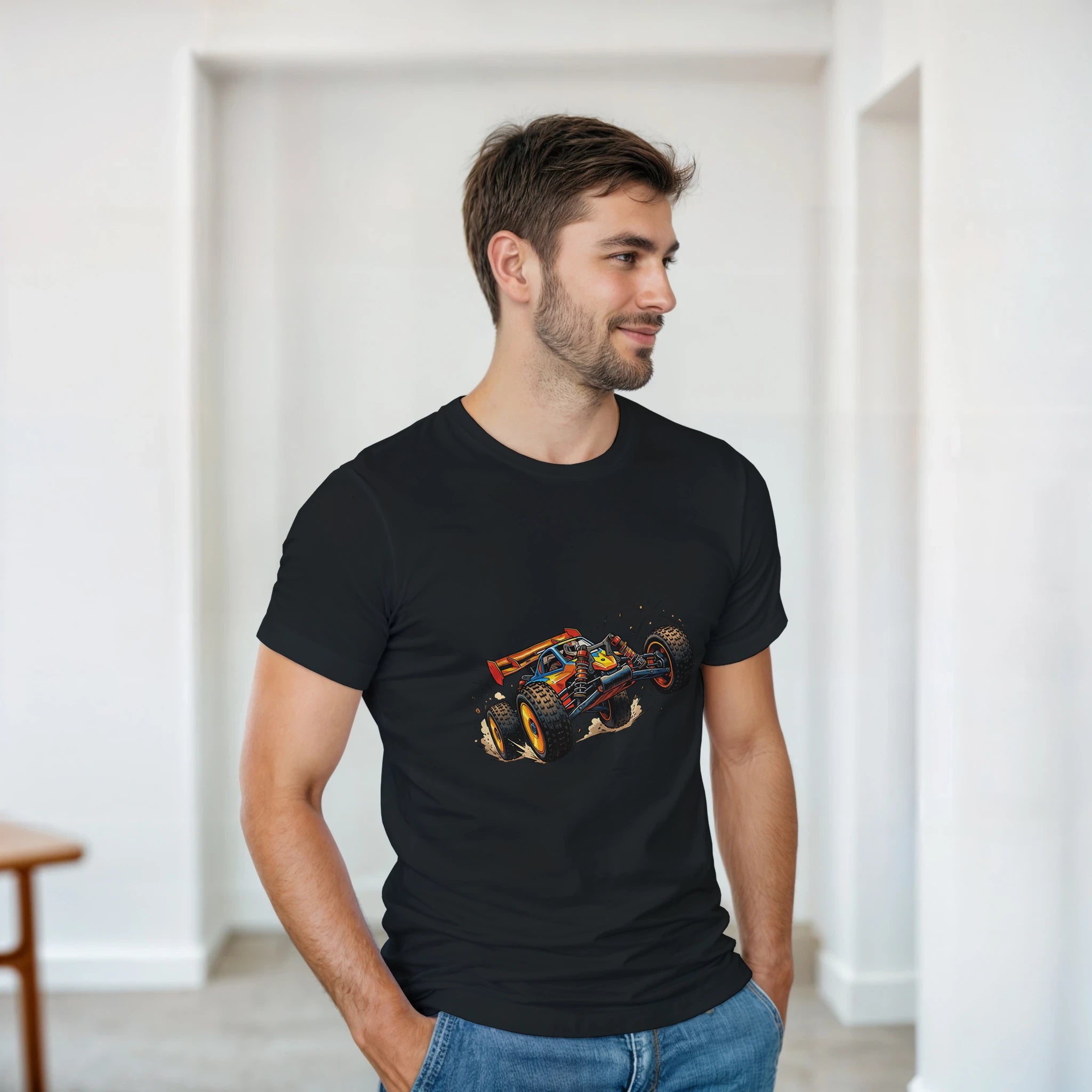 RC Buggy T-Shirt "Flying Buggy" – Herren Lifestyle, Mann trägt T-Shirt, Outdoor Look