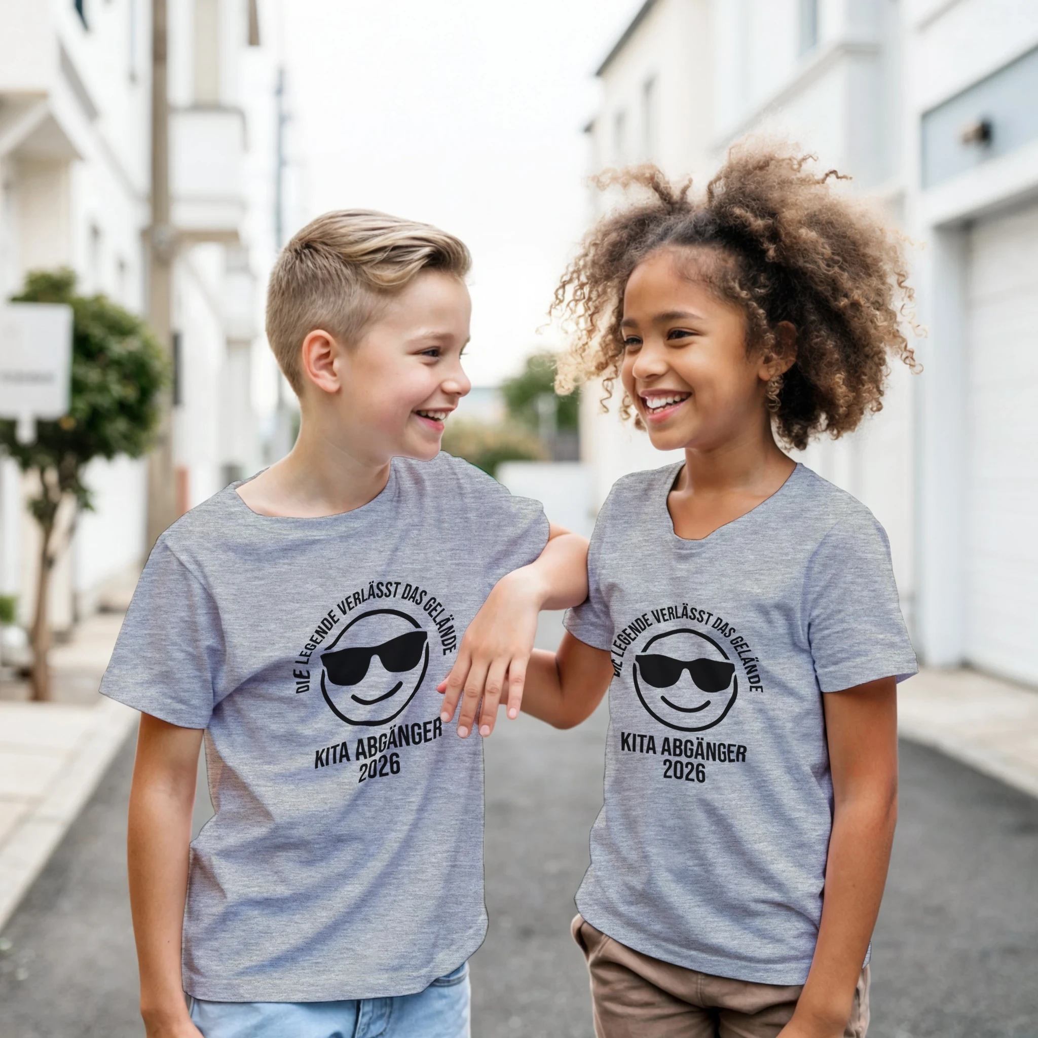 Die Legende verlässt das Gelände Kita Shirt 2026 – Junge trägt Kinder T-Shirt Outdoor Foto