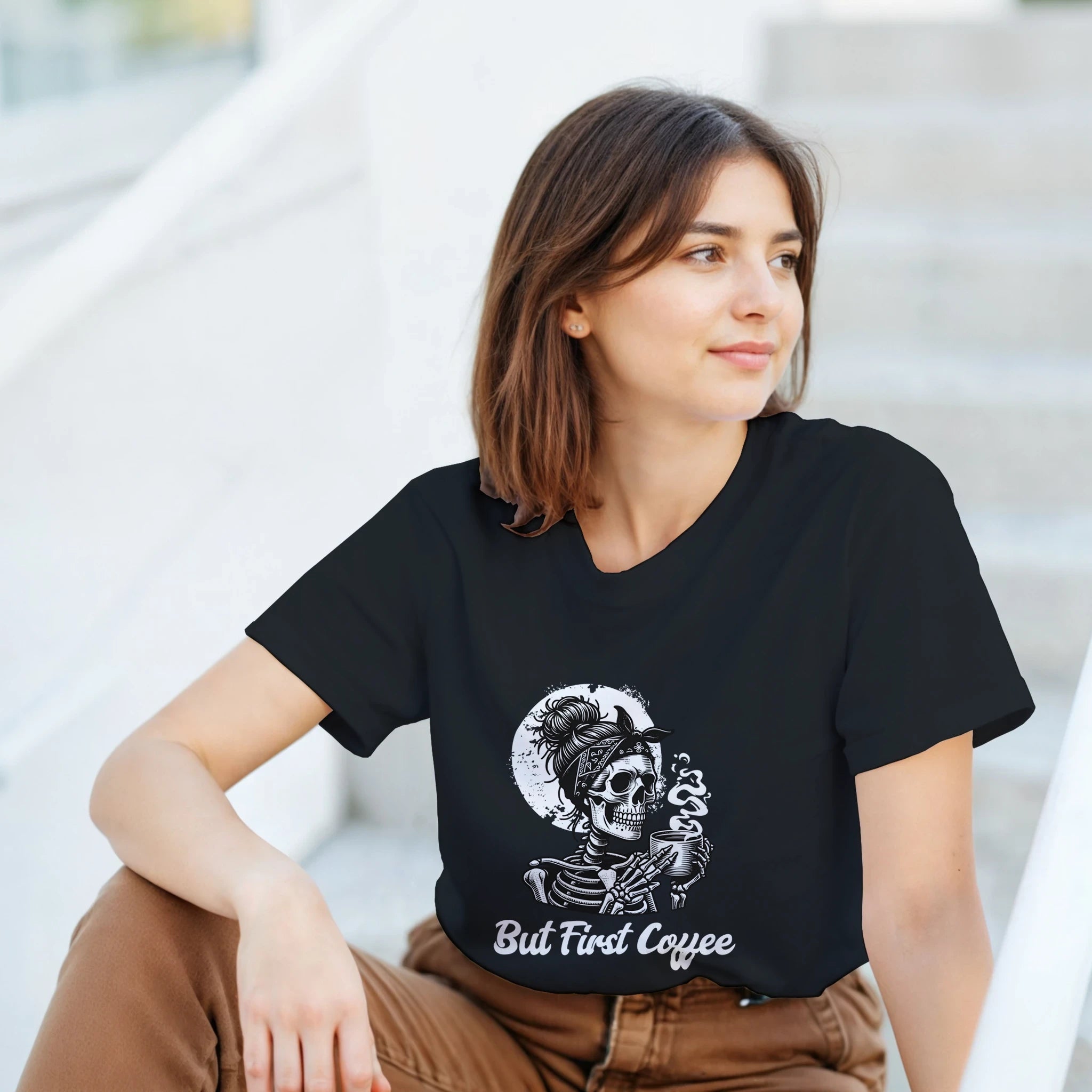 But First Coffee T-Shirt – Herren Lifestyle, Mann trägt T-Shirt, Outdoor Look