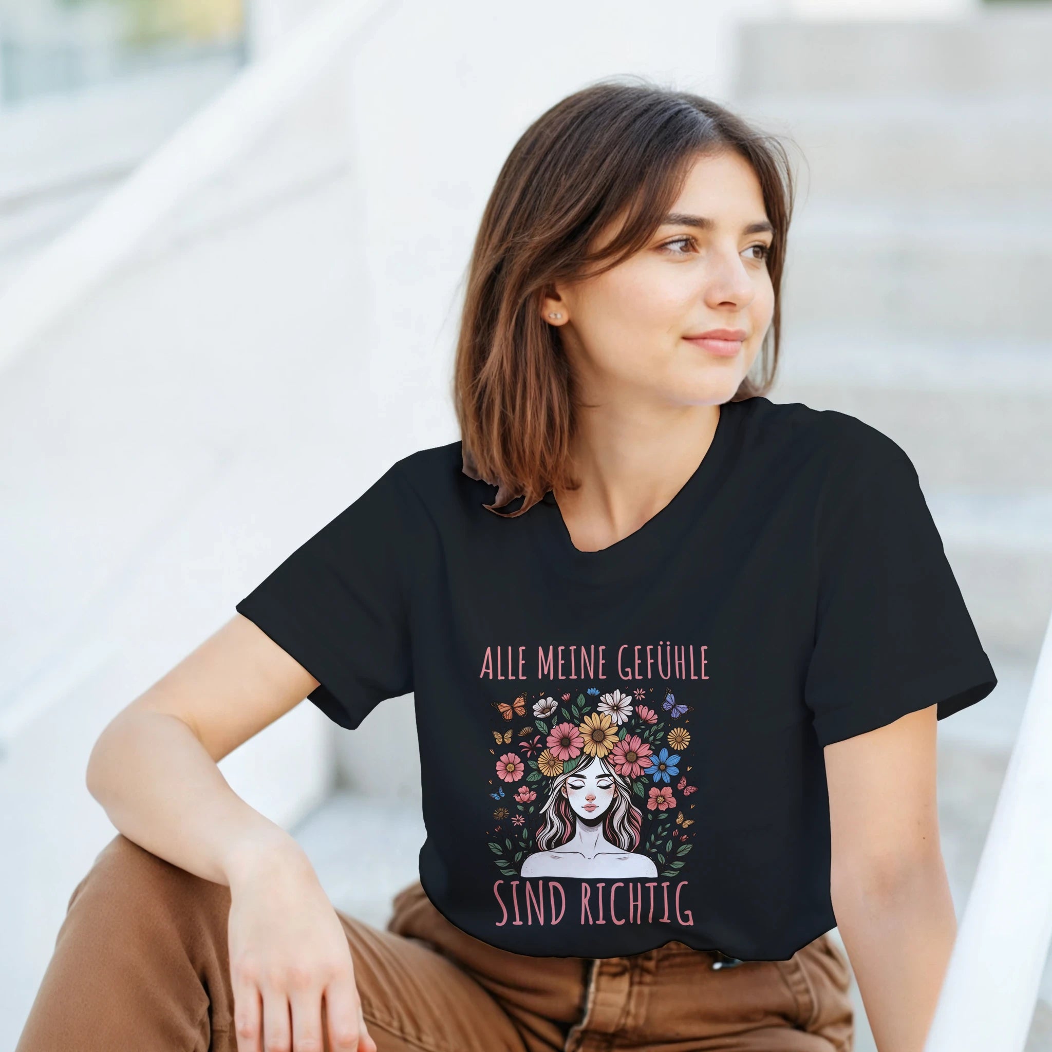 Alle Meine Gefühle Sind Richtig T-Shirt – Herren Lifestyle, Mann trägt T-Shirt, Frontalansicht